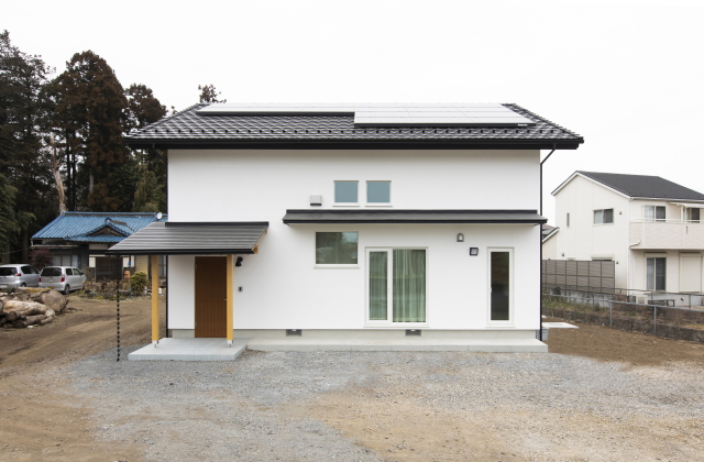 オープンシェルフが並び、自然光が差し込む住まい - photo 2