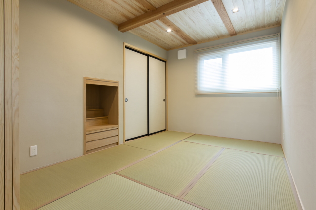 オープンシェルフが並び、自然光が差し込む住まい - photo 4