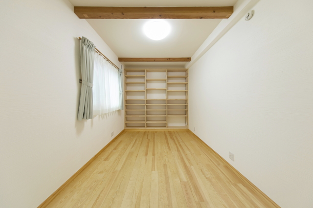 オープンシェルフが並び、自然光が差し込む住まい - photo 5