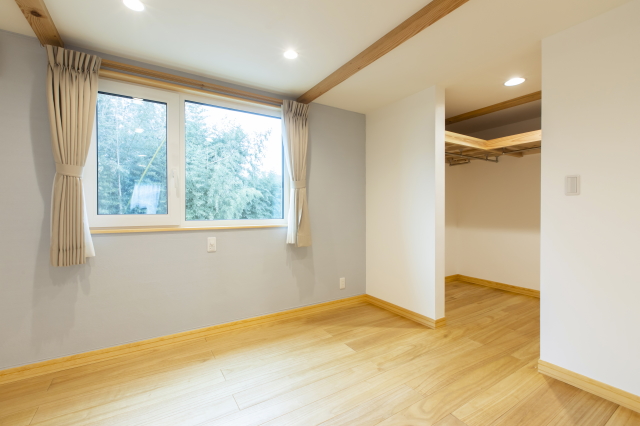 オープンシェルフが並び、自然光が差し込む住まい - photo 6