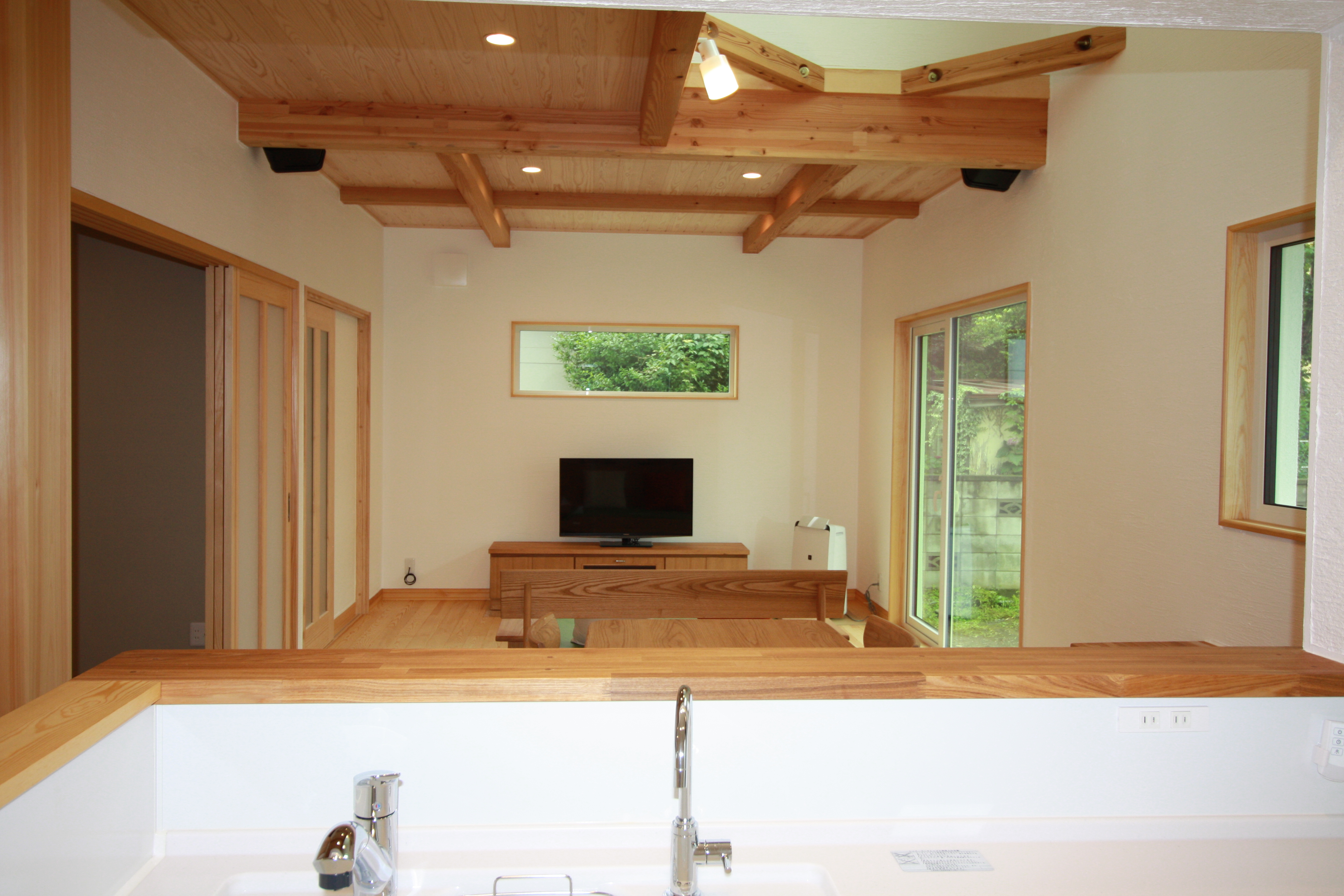 ダークブラウンのテクスチャードウォールが印象的な空間をつなぐ住まい - photo 1