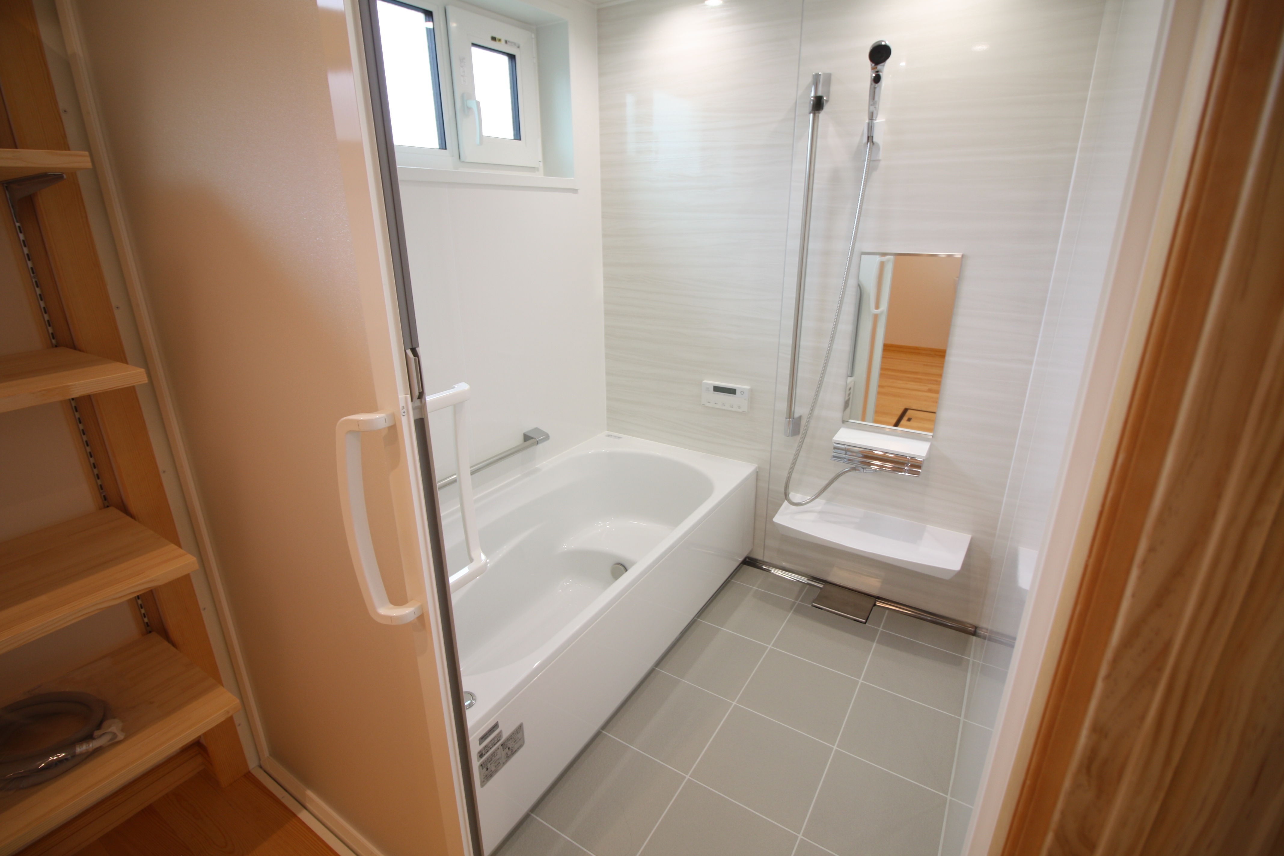 ダークブラウンのテクスチャードウォールが印象的な空間をつなぐ住まい - photo 6