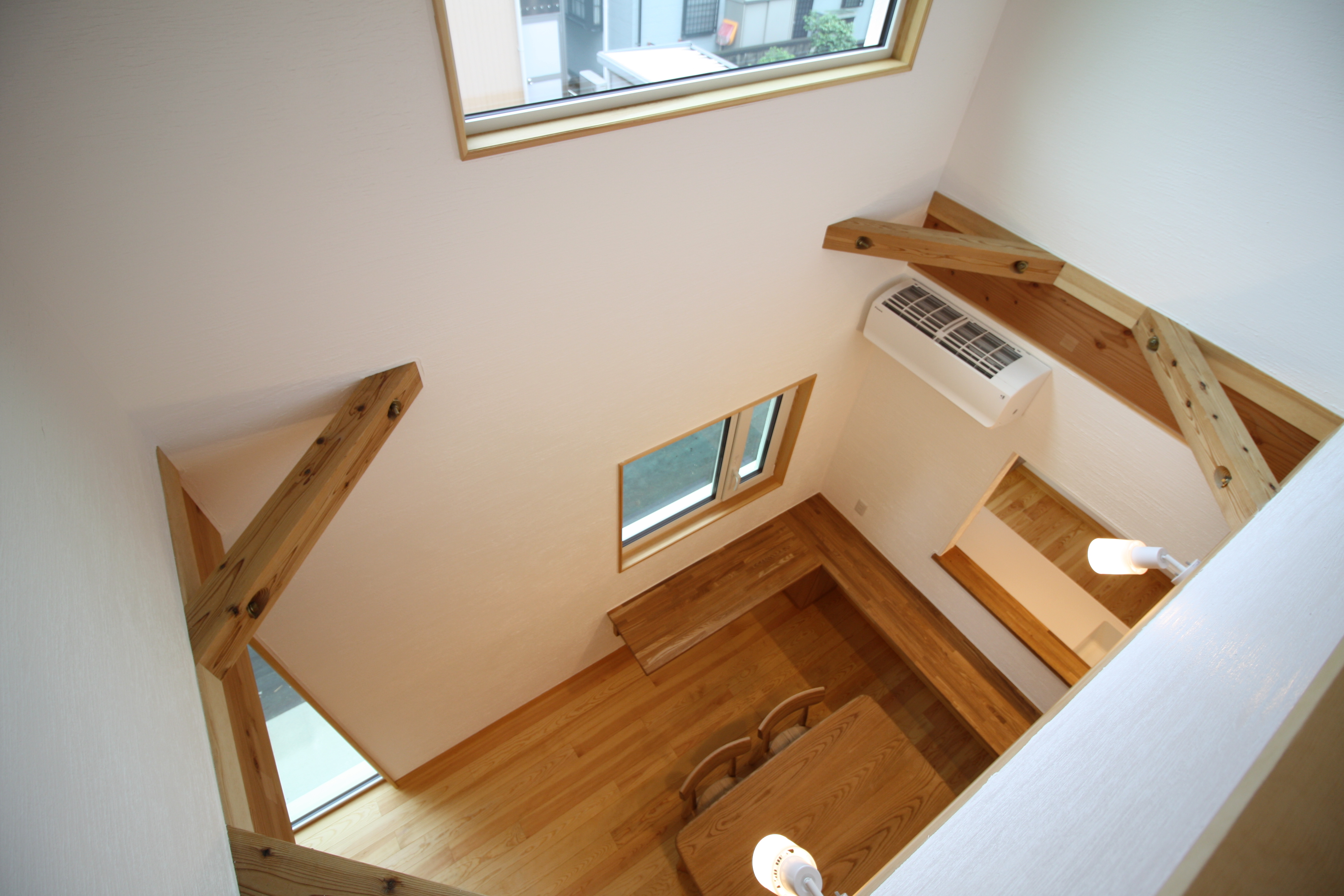 ダークブラウンのテクスチャードウォールが印象的な空間をつなぐ住まい - photo 8