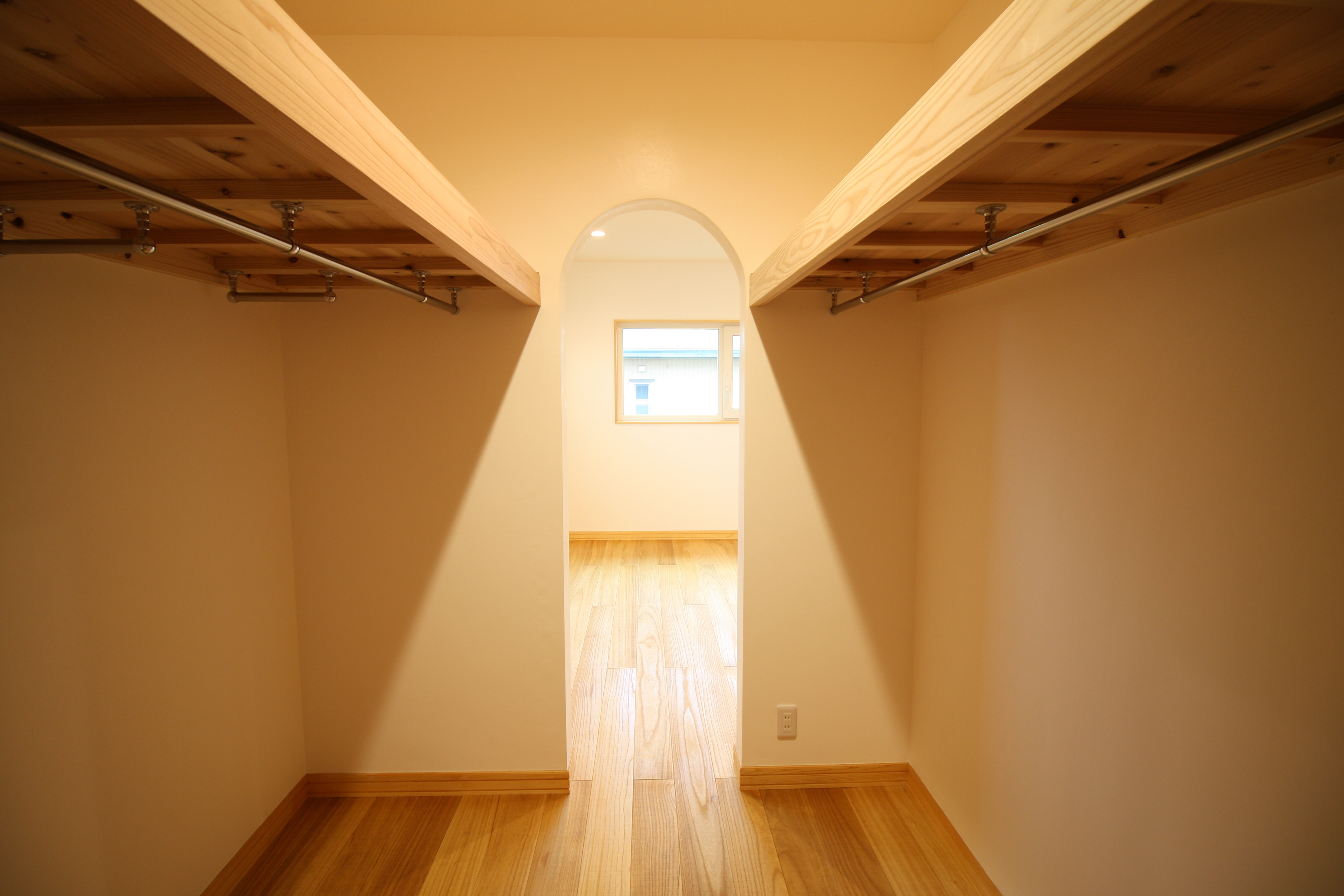 ダークブラウンのテクスチャードウォールが印象的な空間をつなぐ住まい - photo 9