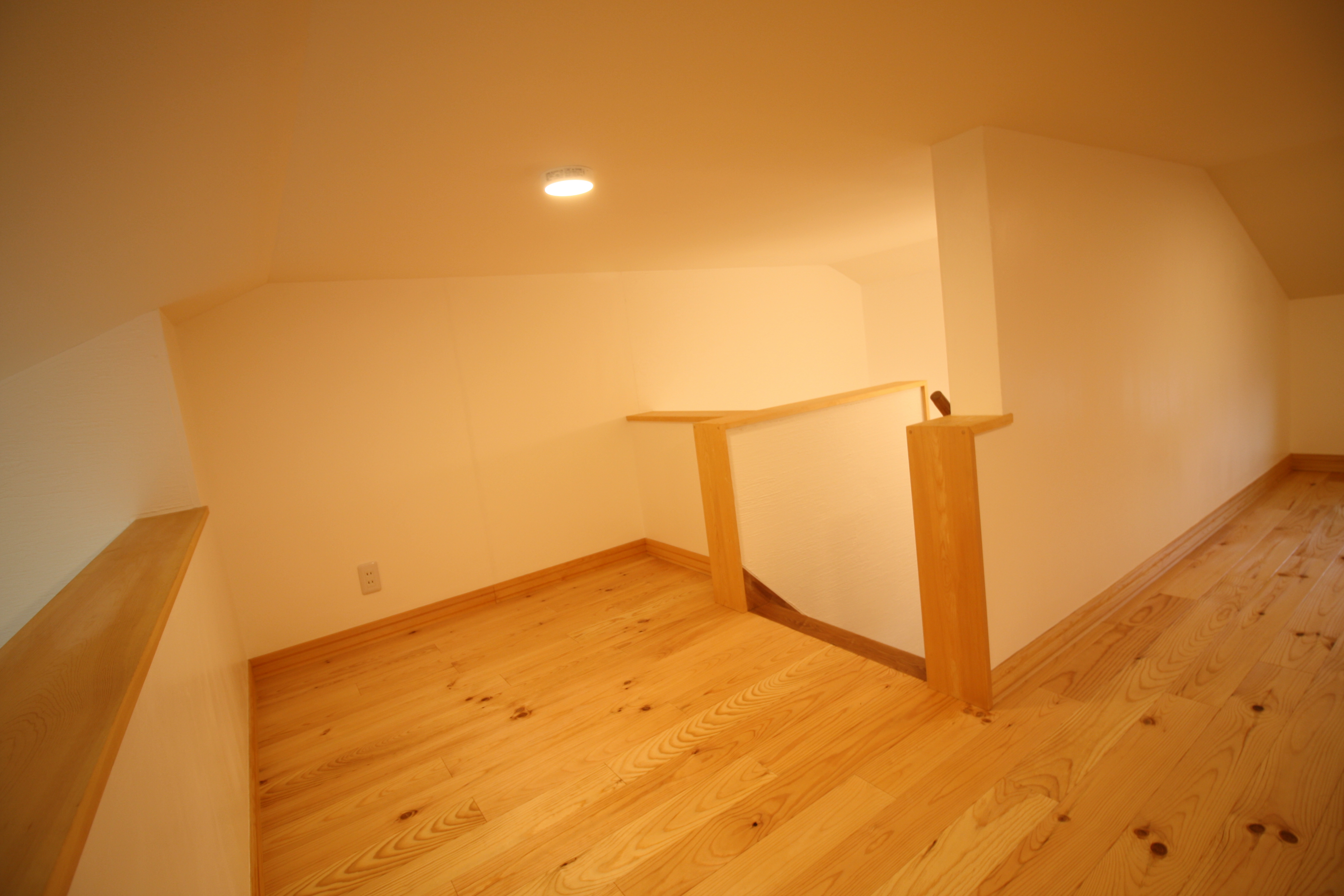 ダークブラウンのテクスチャードウォールが印象的な空間をつなぐ住まい - photo 11