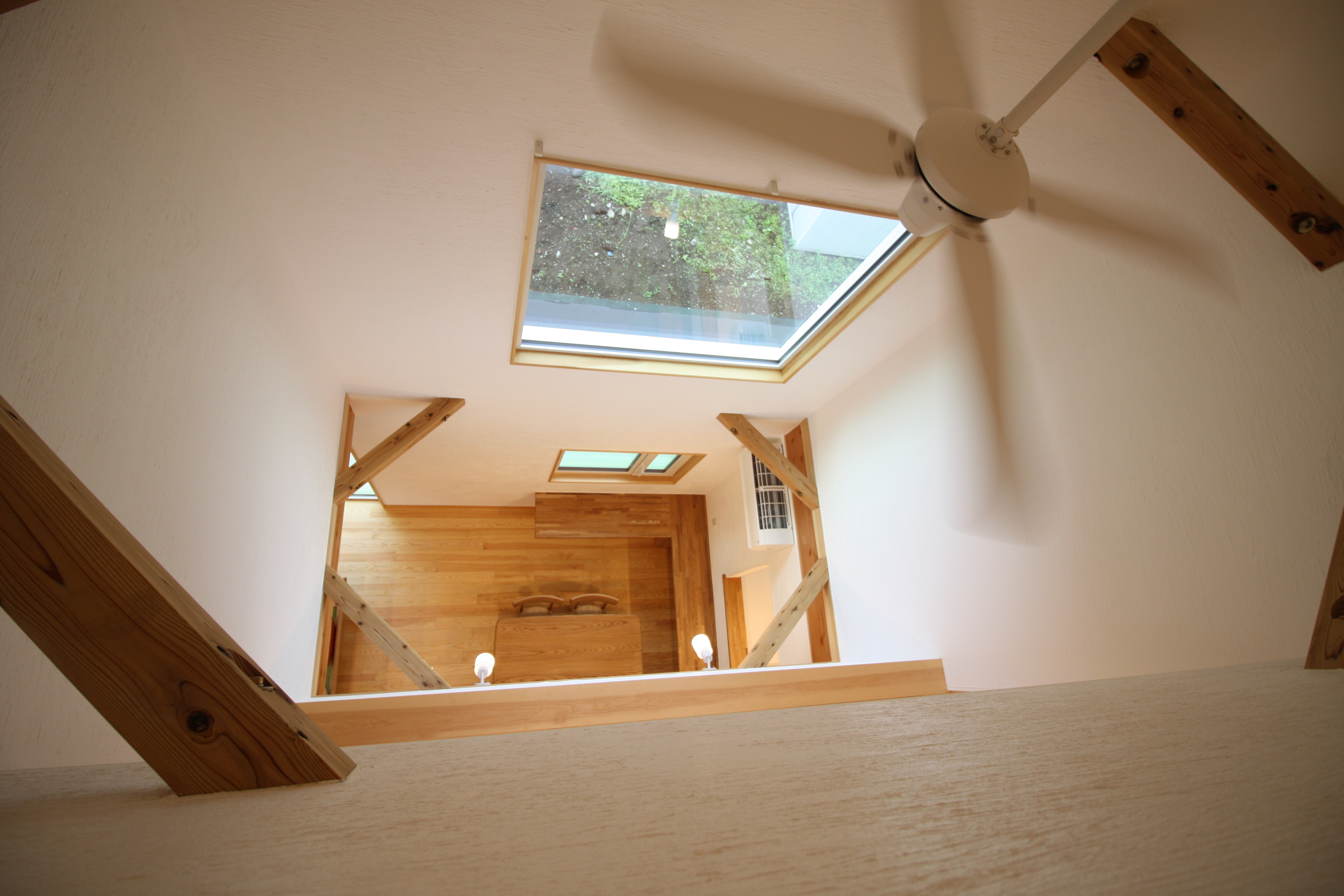 ダークブラウンのテクスチャードウォールが印象的な空間をつなぐ住まい - photo 12