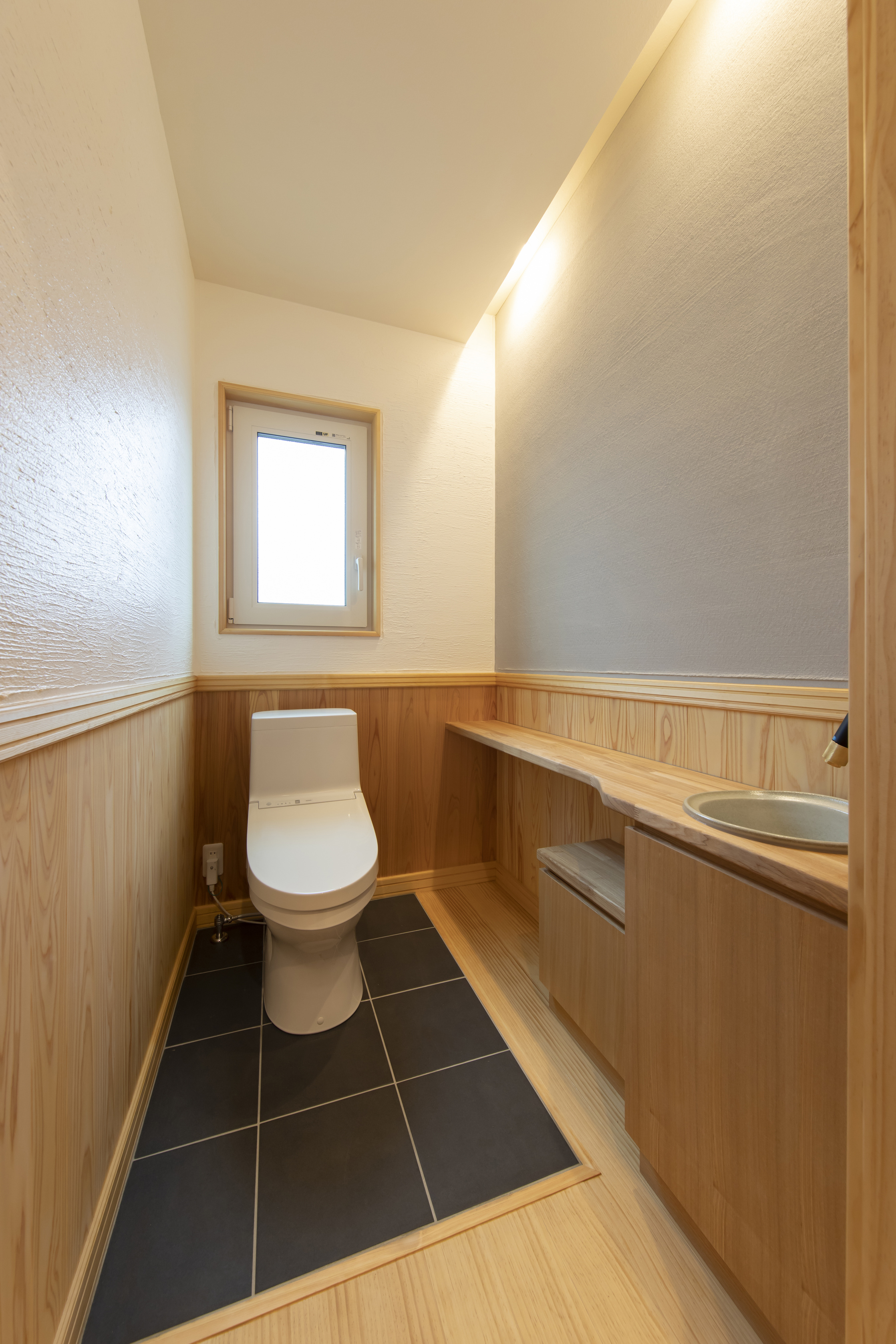 素材のコントラストが美しい個性的なモダン住宅 - photo 5