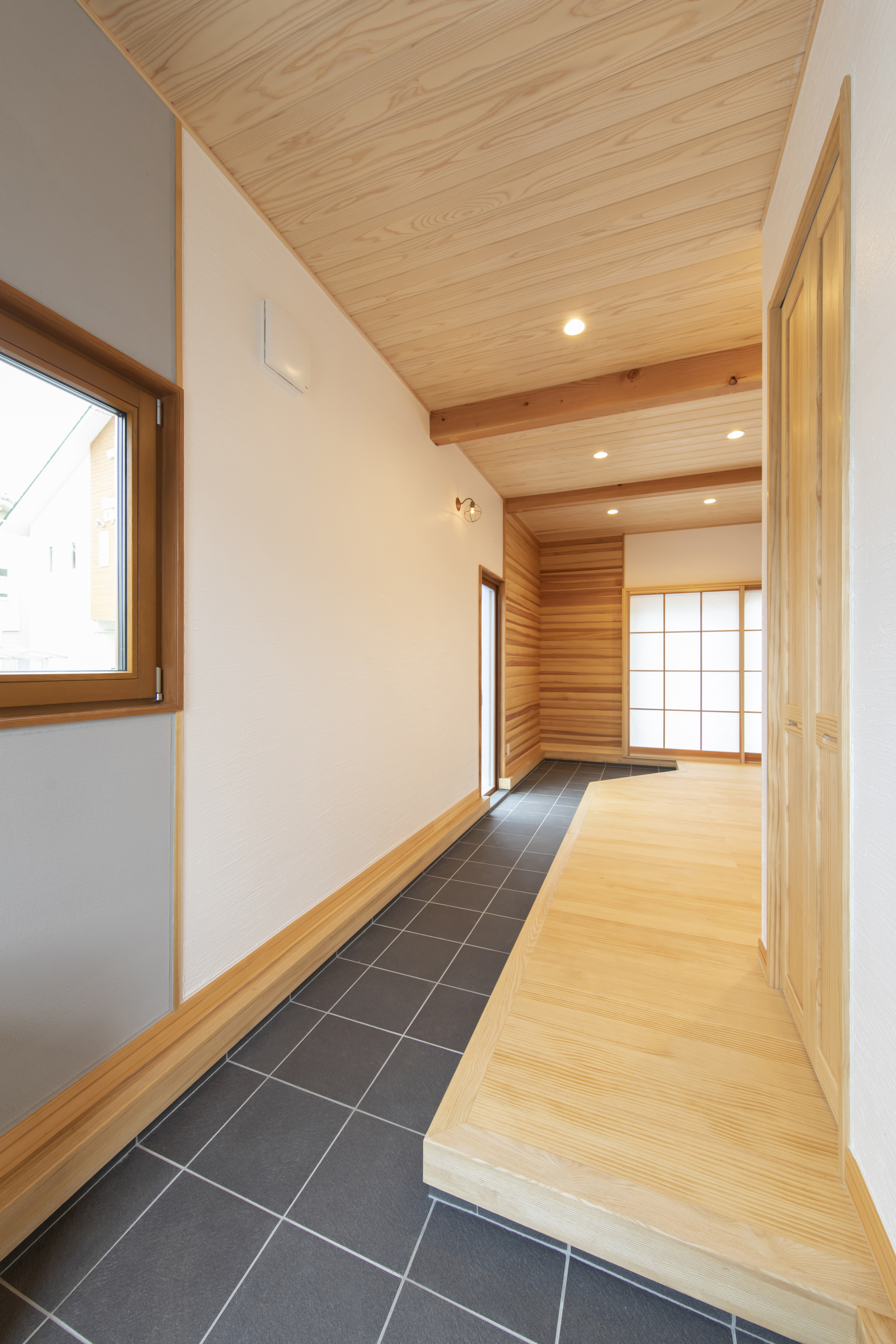 素材のコントラストが美しい個性的なモダン住宅 - photo 12