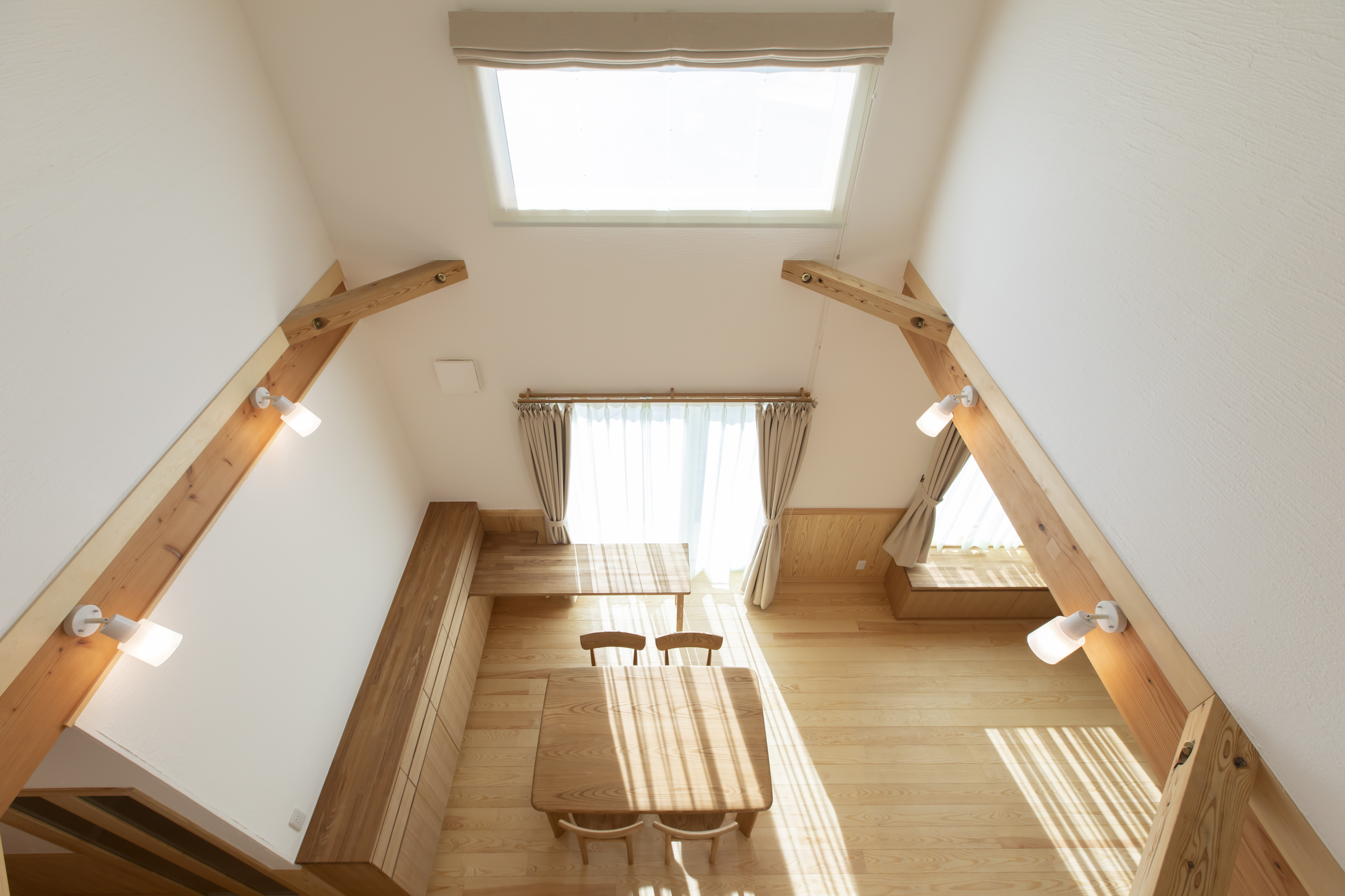 天窓から光が降り注ぐ、木製階段が空間をつなぐ吹き抜けの住まい - photo 3