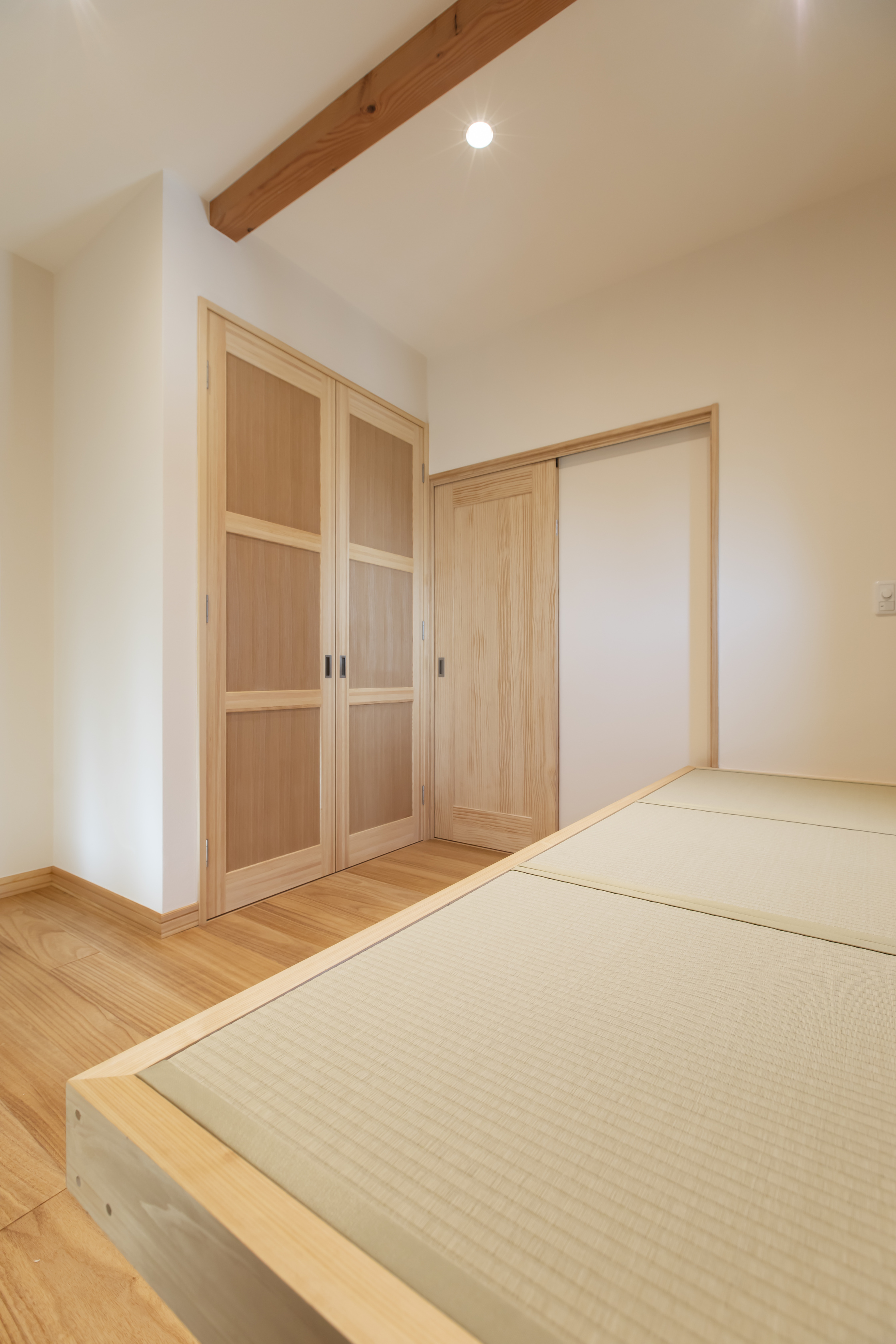 天窓から光が降り注ぐ、木製階段が空間をつなぐ吹き抜けの住まい - photo 7