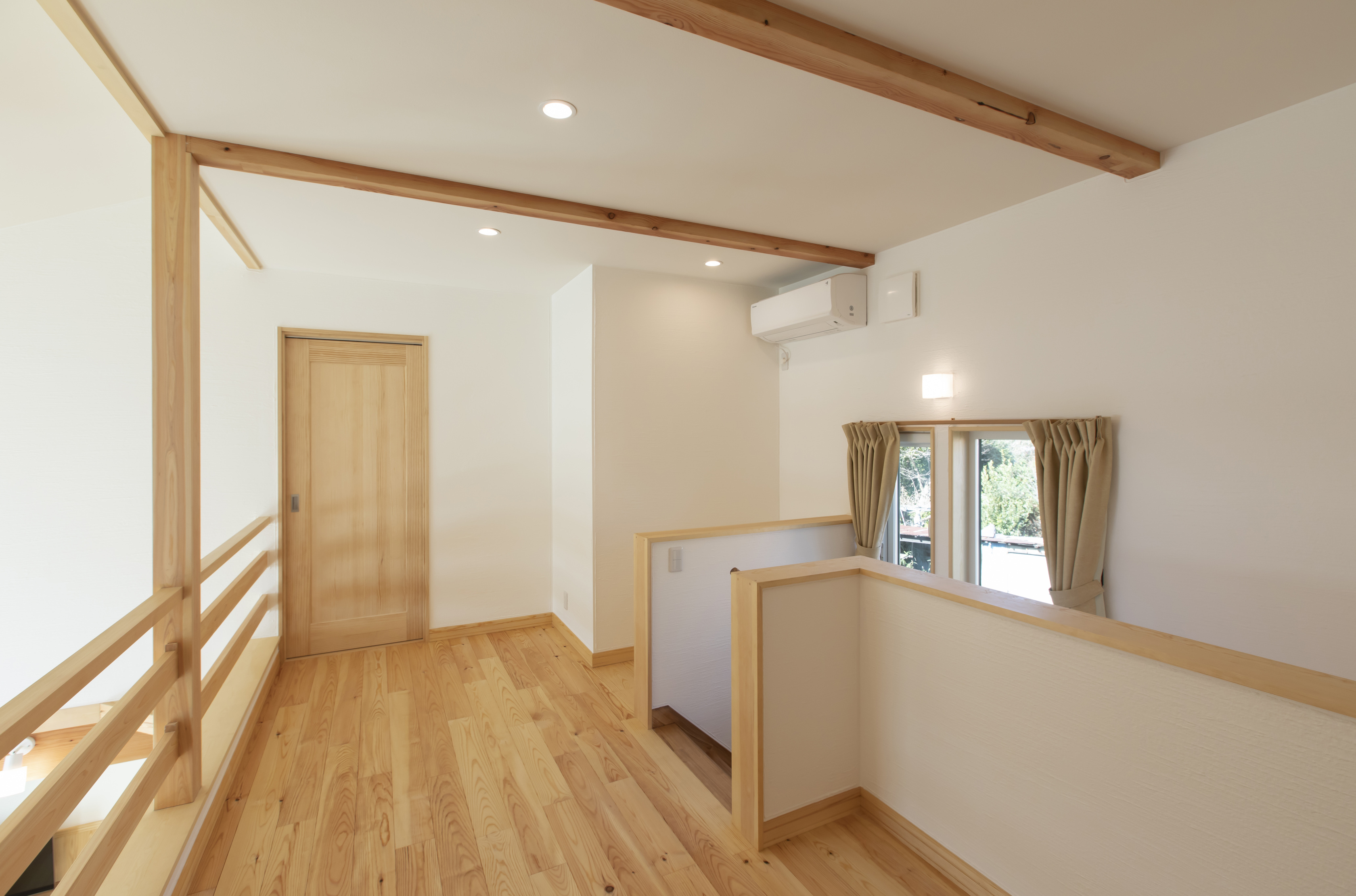 天窓から光が降り注ぐ、木製階段が空間をつなぐ吹き抜けの住まい - photo 2