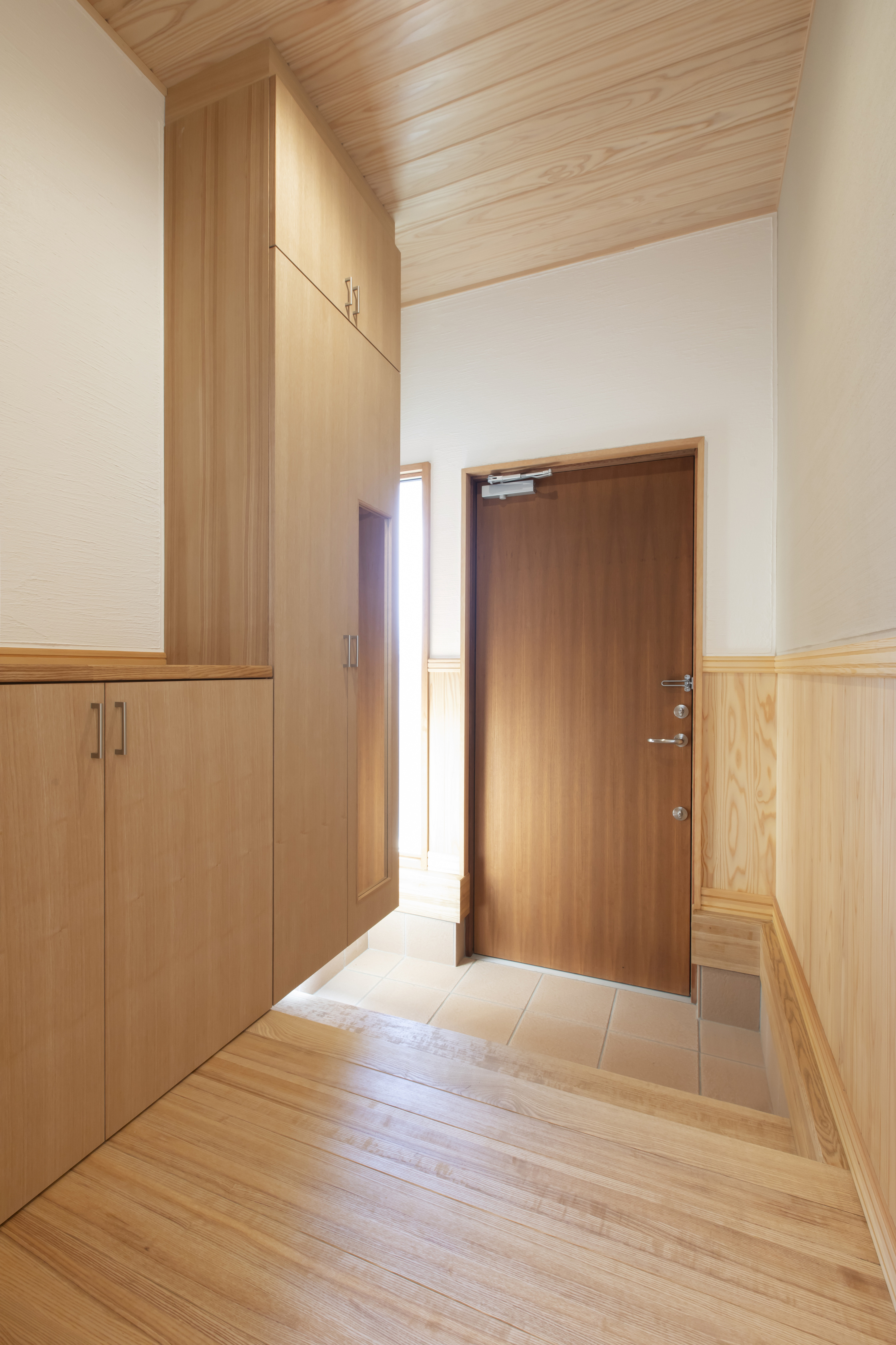 天窓から光が降り注ぐ、木製階段が空間をつなぐ吹き抜けの住まい - photo 13