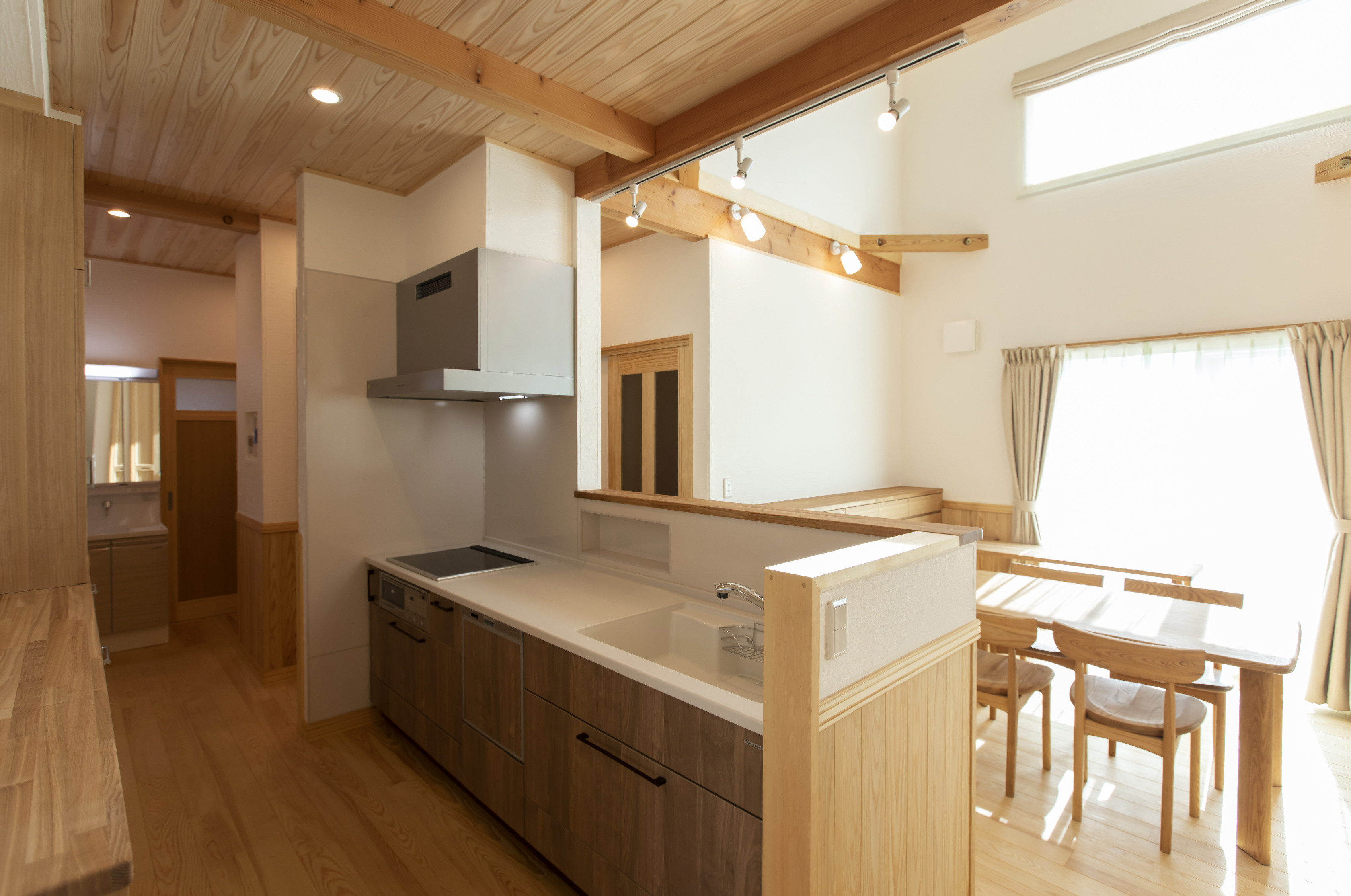 天窓から光が降り注ぐ、木製階段が空間をつなぐ吹き抜けの住まい - photo 11