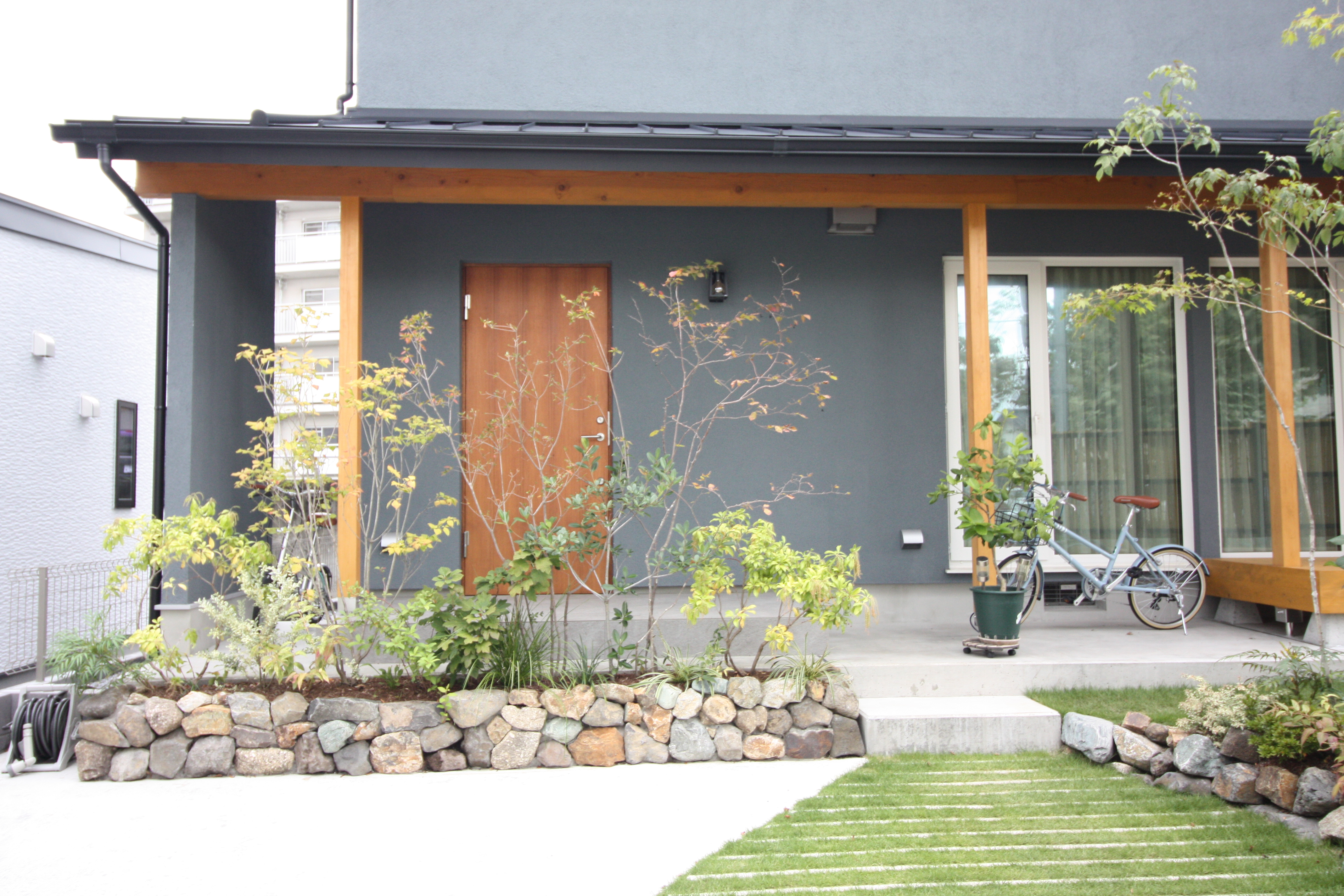 木製の縦格子フェンスと門柱が印象的なデザインx省エネルギー性能の家 - photo 1