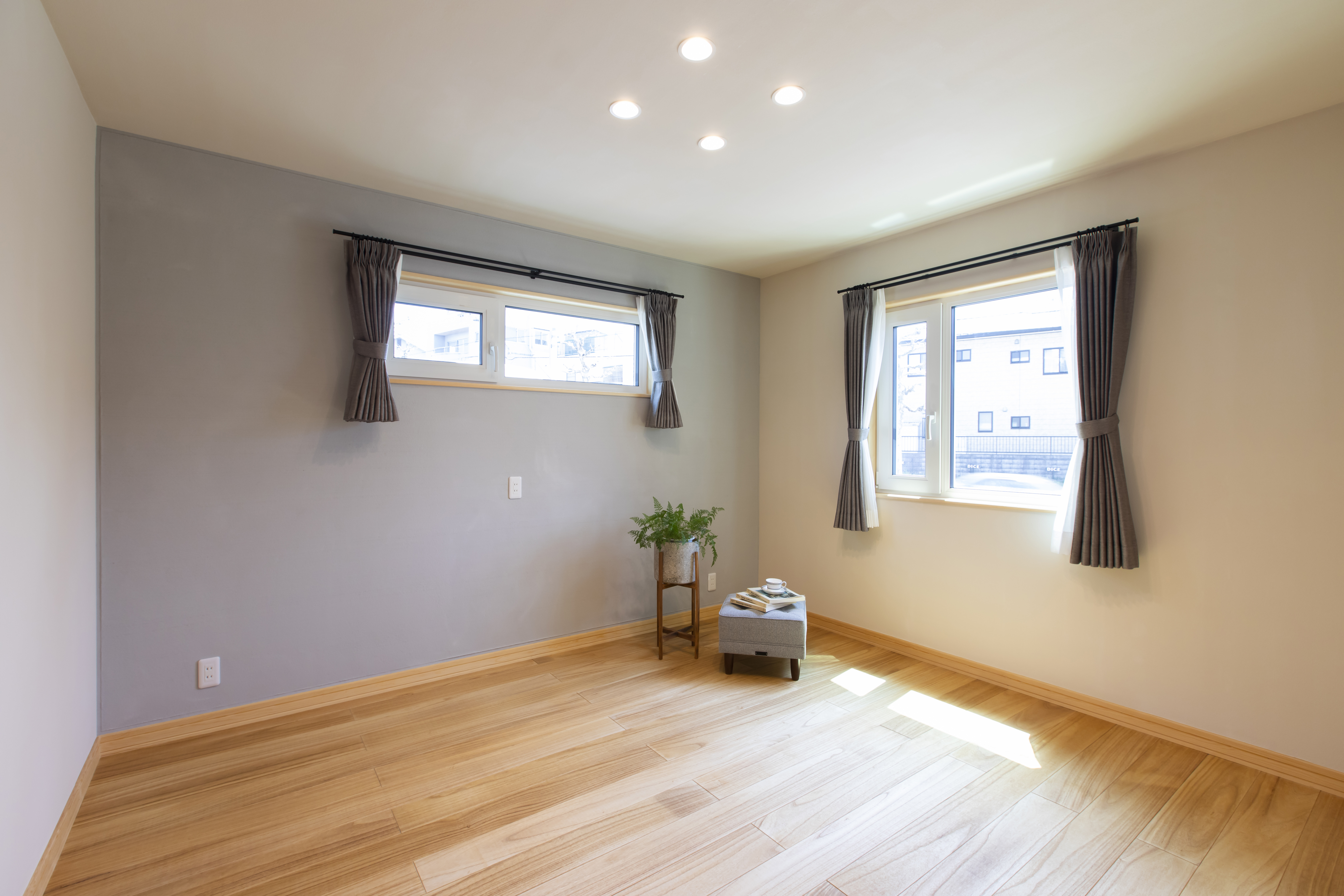 木製の縦格子フェンスと門柱が印象的なデザインx省エネルギー性能の家 - photo 2