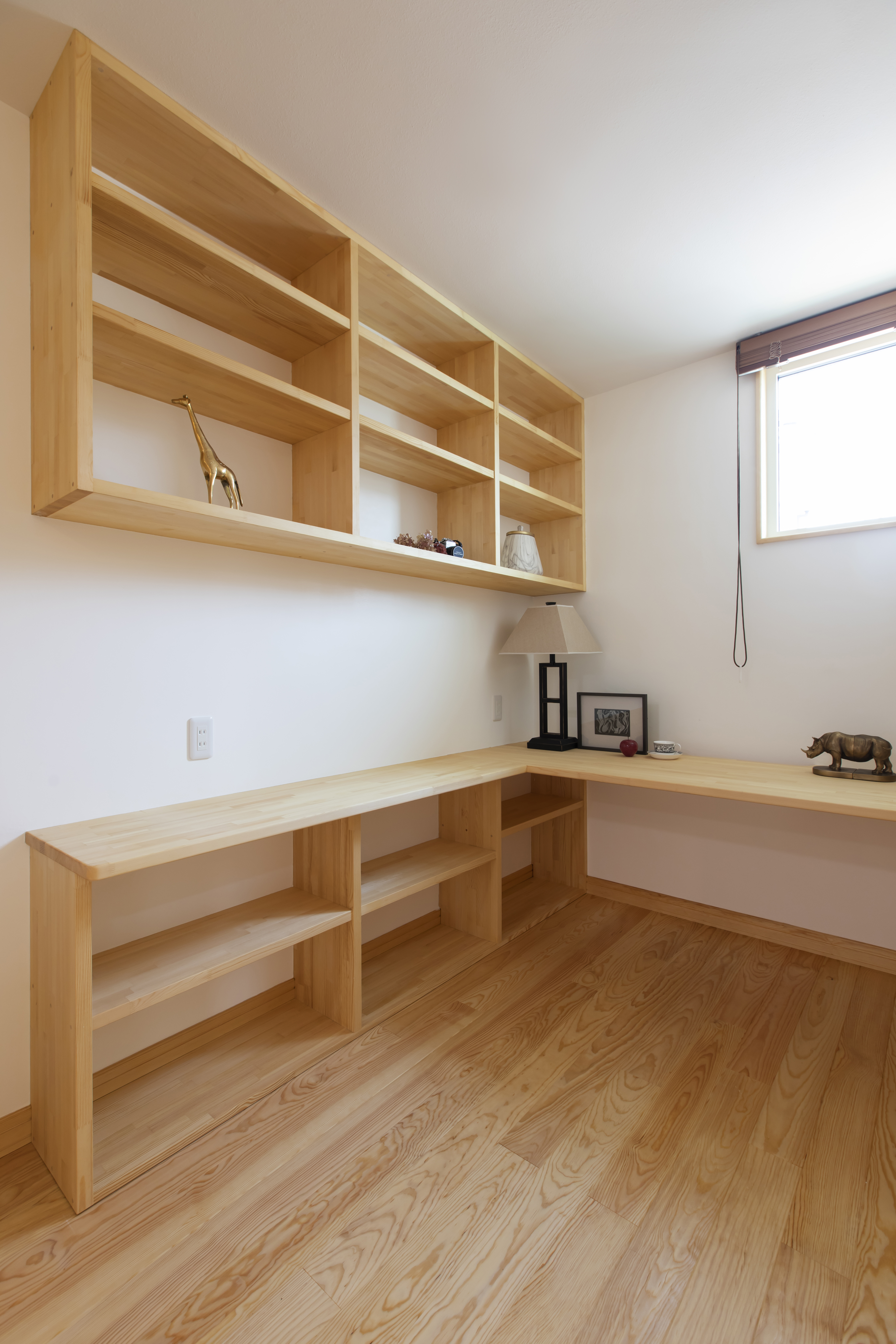 木製の縦格子フェンスと門柱が印象的なデザインx省エネルギー性能の家 - photo 3