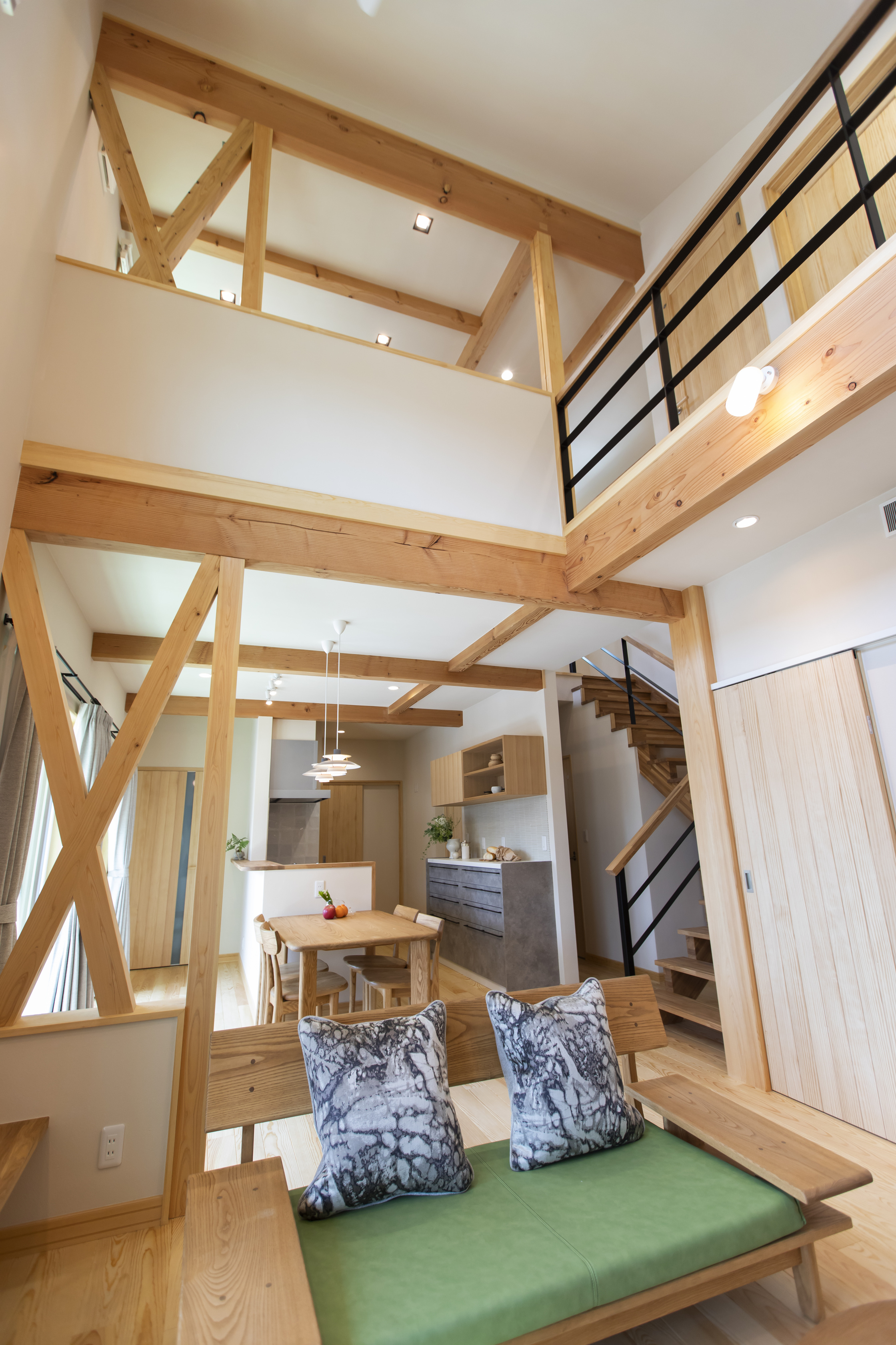 木製の縦格子フェンスと門柱が印象的なデザインx省エネルギー性能の家 - photo 5