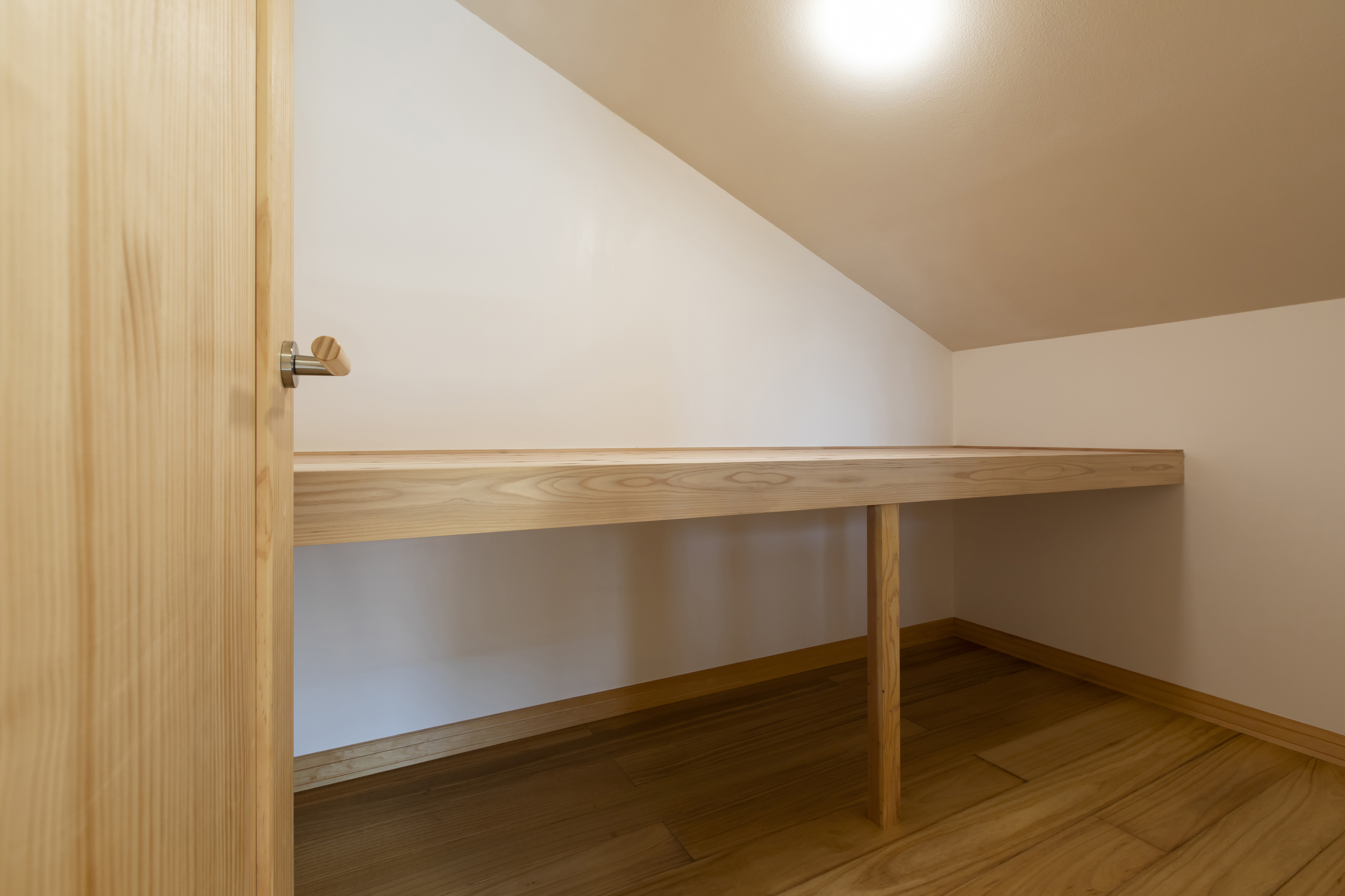 木製の縦格子フェンスと門柱が印象的なデザインx省エネルギー性能の家 - photo 6