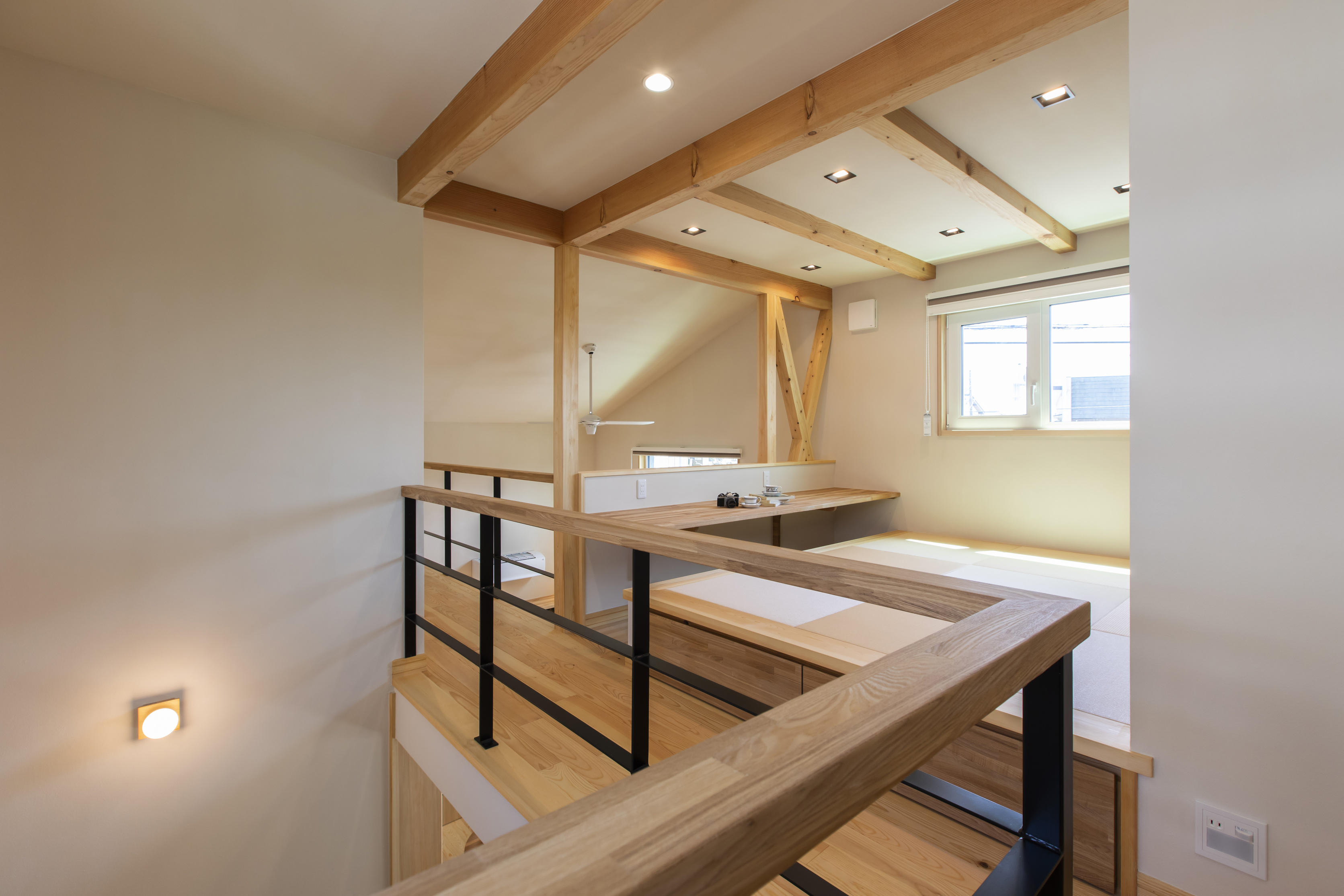 木製の縦格子フェンスと門柱が印象的なデザインx省エネルギー性能の家 - photo 7