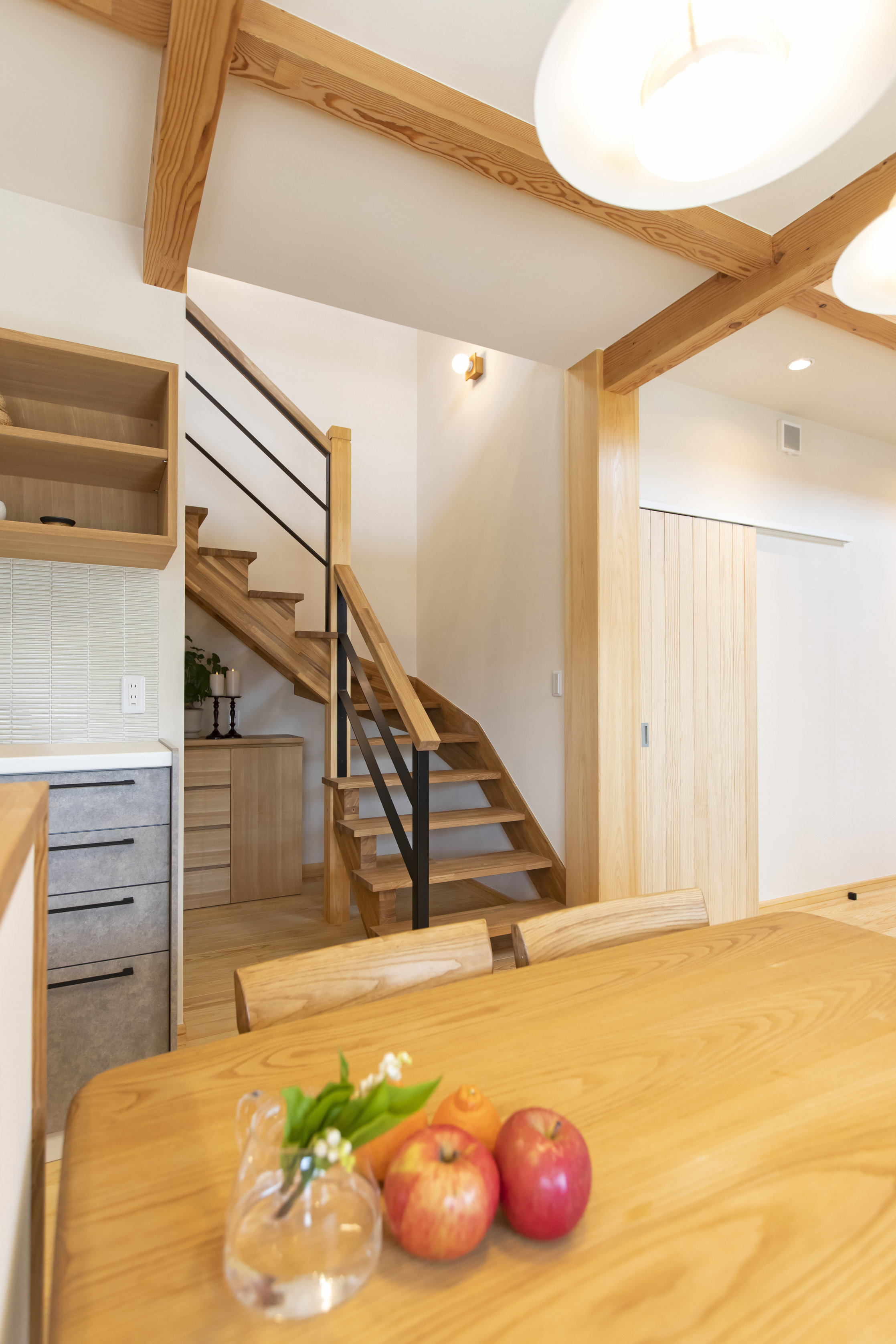 木製の縦格子フェンスと門柱が印象的なデザインx省エネルギー性能の家 - photo 8