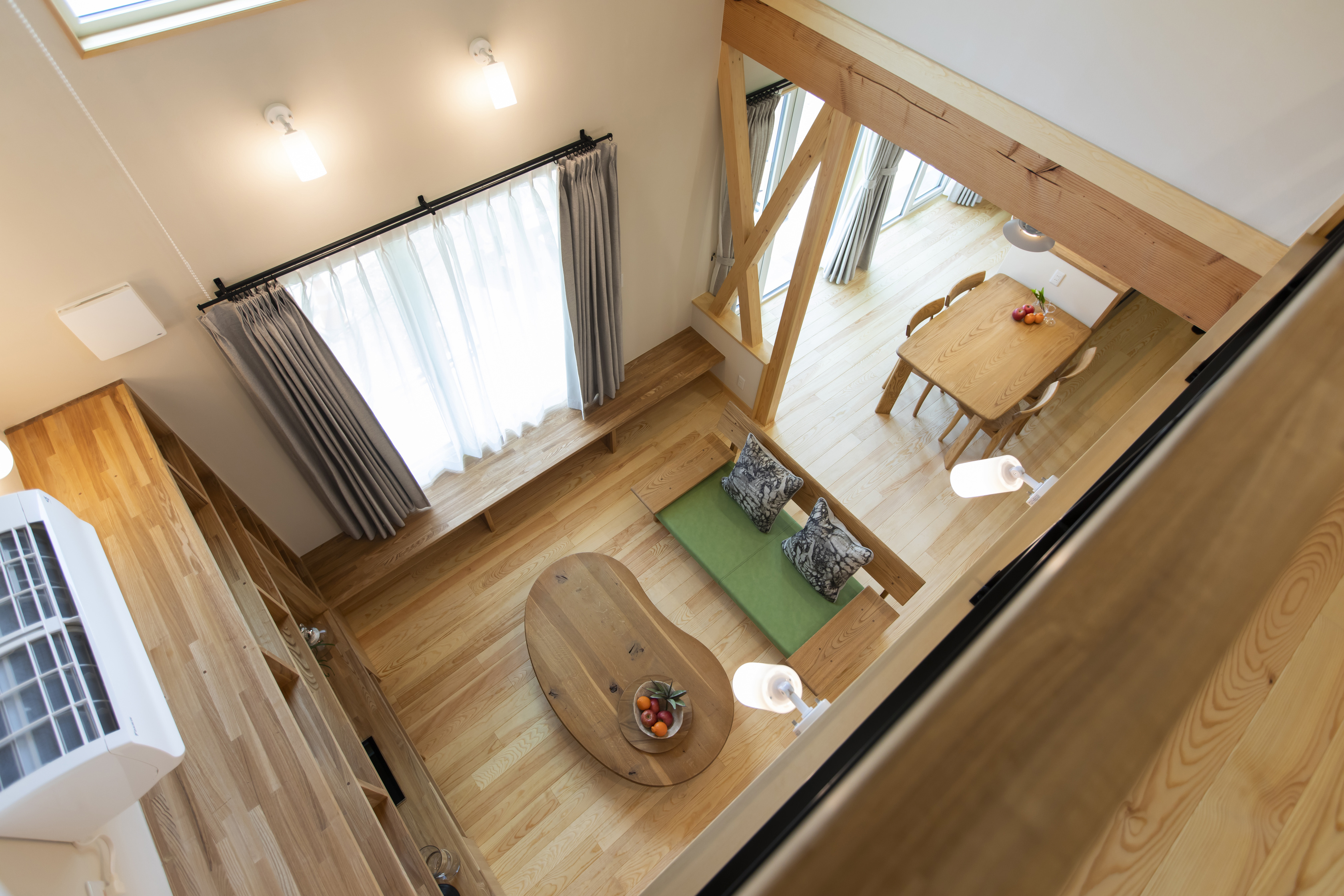 木製の縦格子フェンスと門柱が印象的なデザインx省エネルギー性能の家 - photo 10