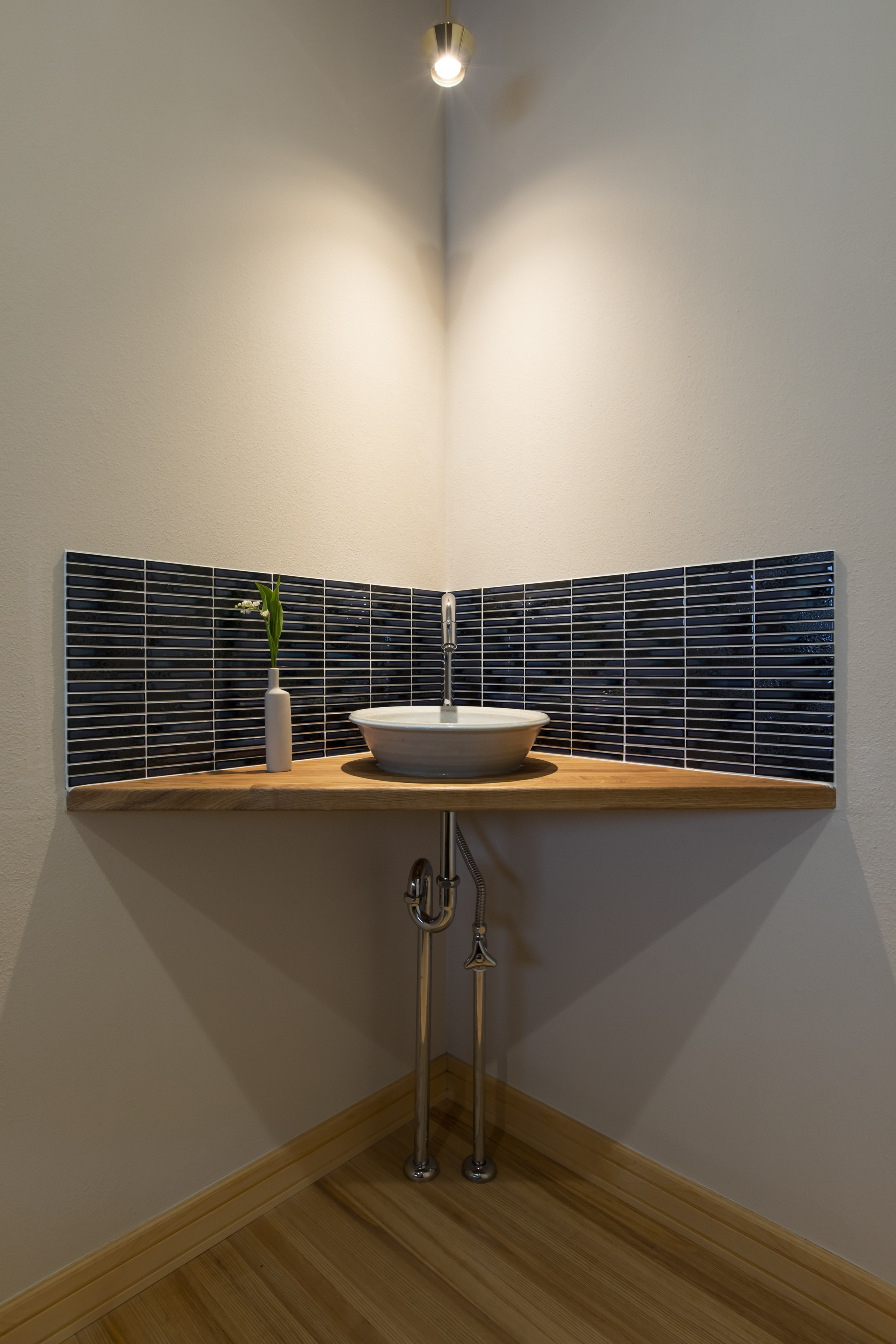 木製の縦格子フェンスと門柱が印象的なデザインx省エネルギー性能の家 - photo 11