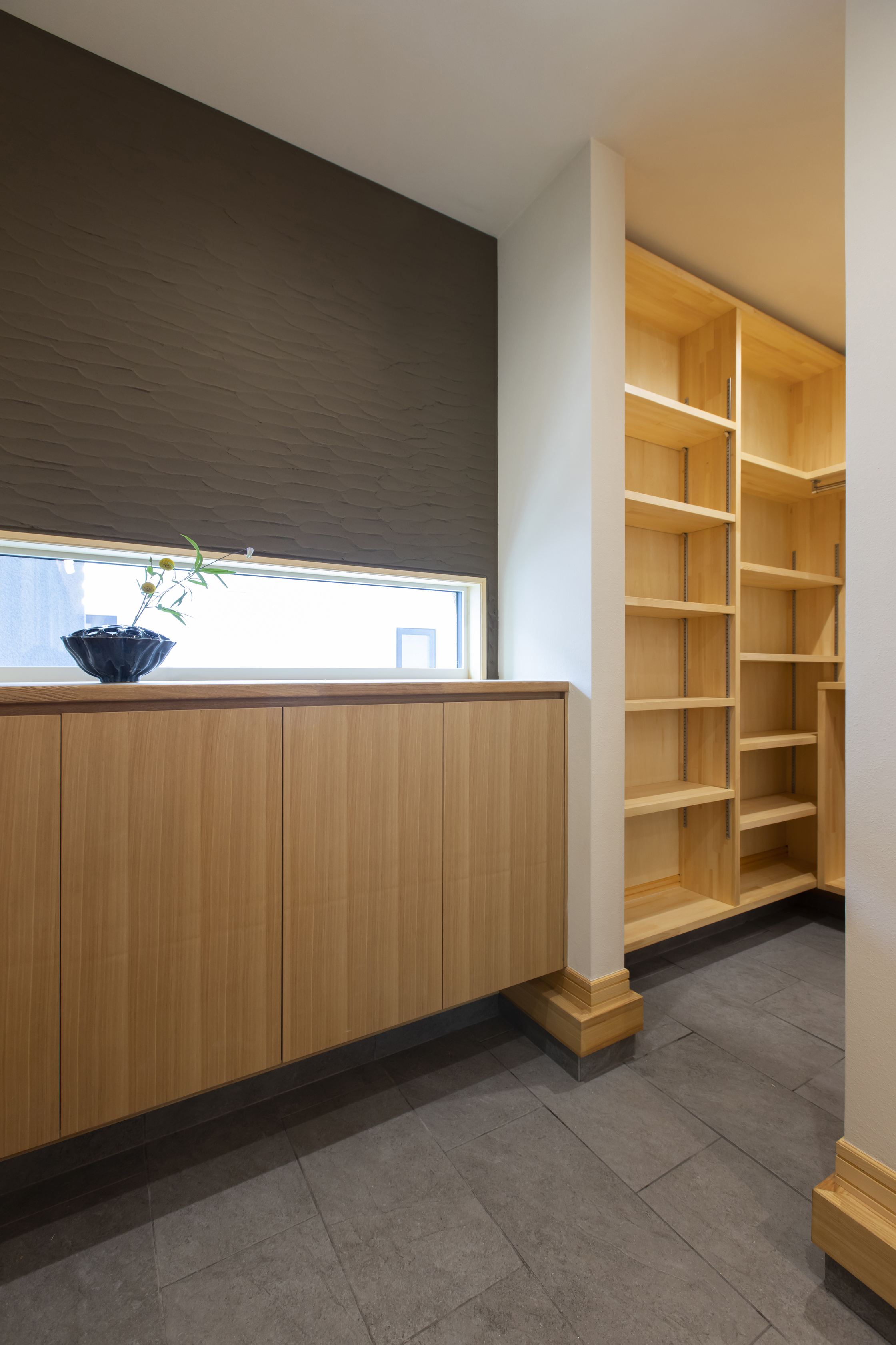 木製の縦格子フェンスと門柱が印象的なデザインx省エネルギー性能の家 - photo 12