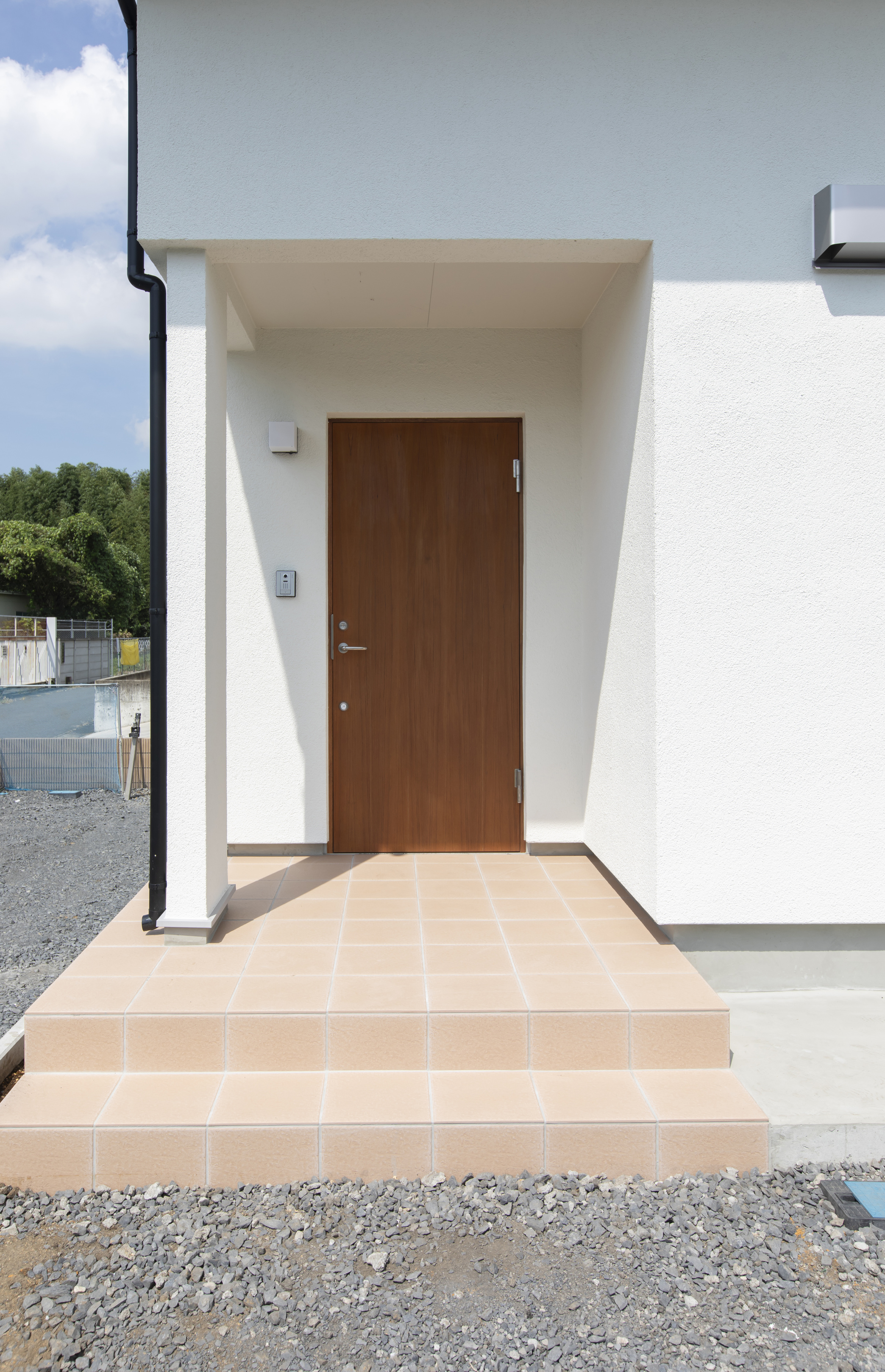 木製の腰壁とデスクが一体となった明るいワークスペースのある家 - photo 2