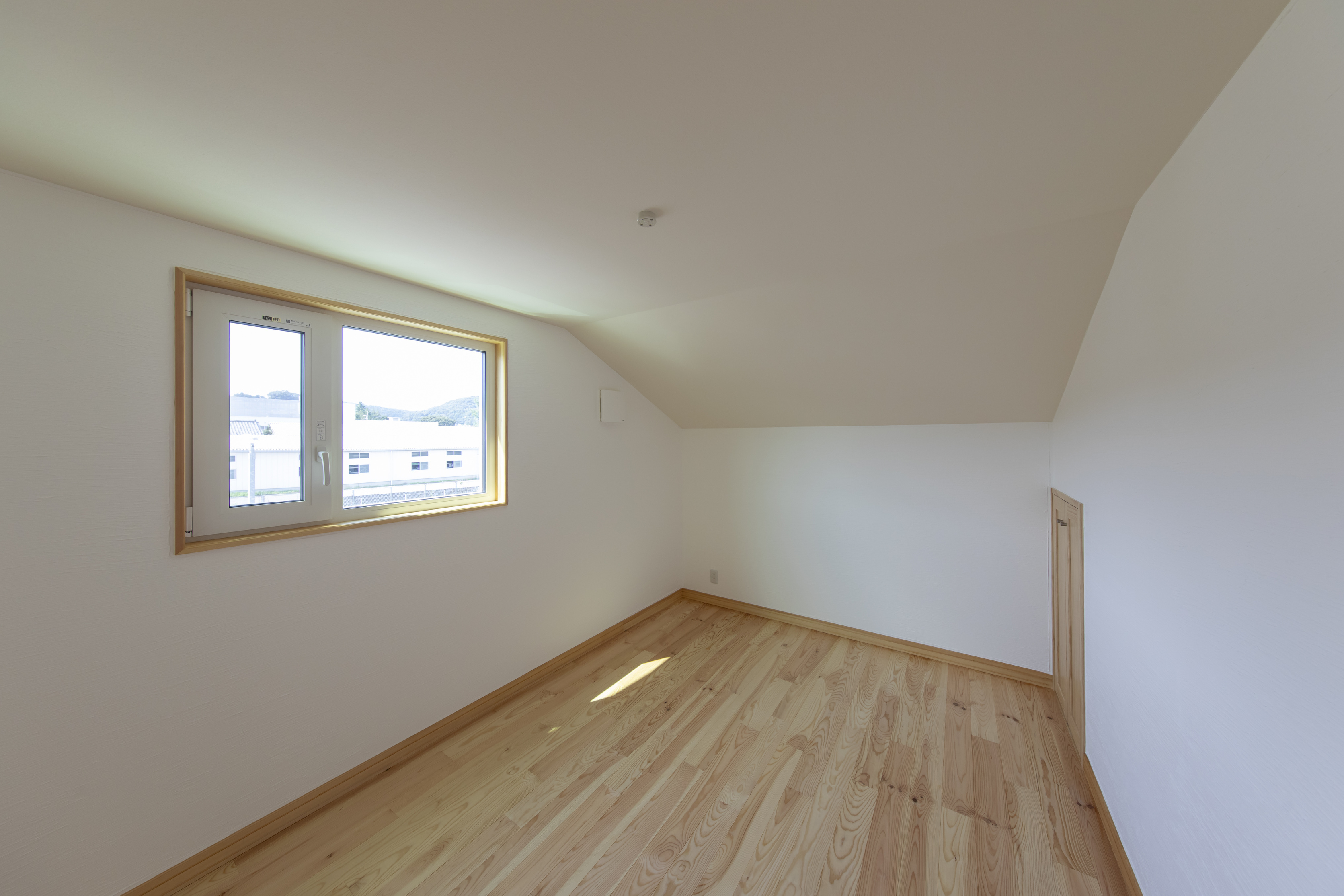 木製の腰壁とデスクが一体となった明るいワークスペースのある家 - photo 3