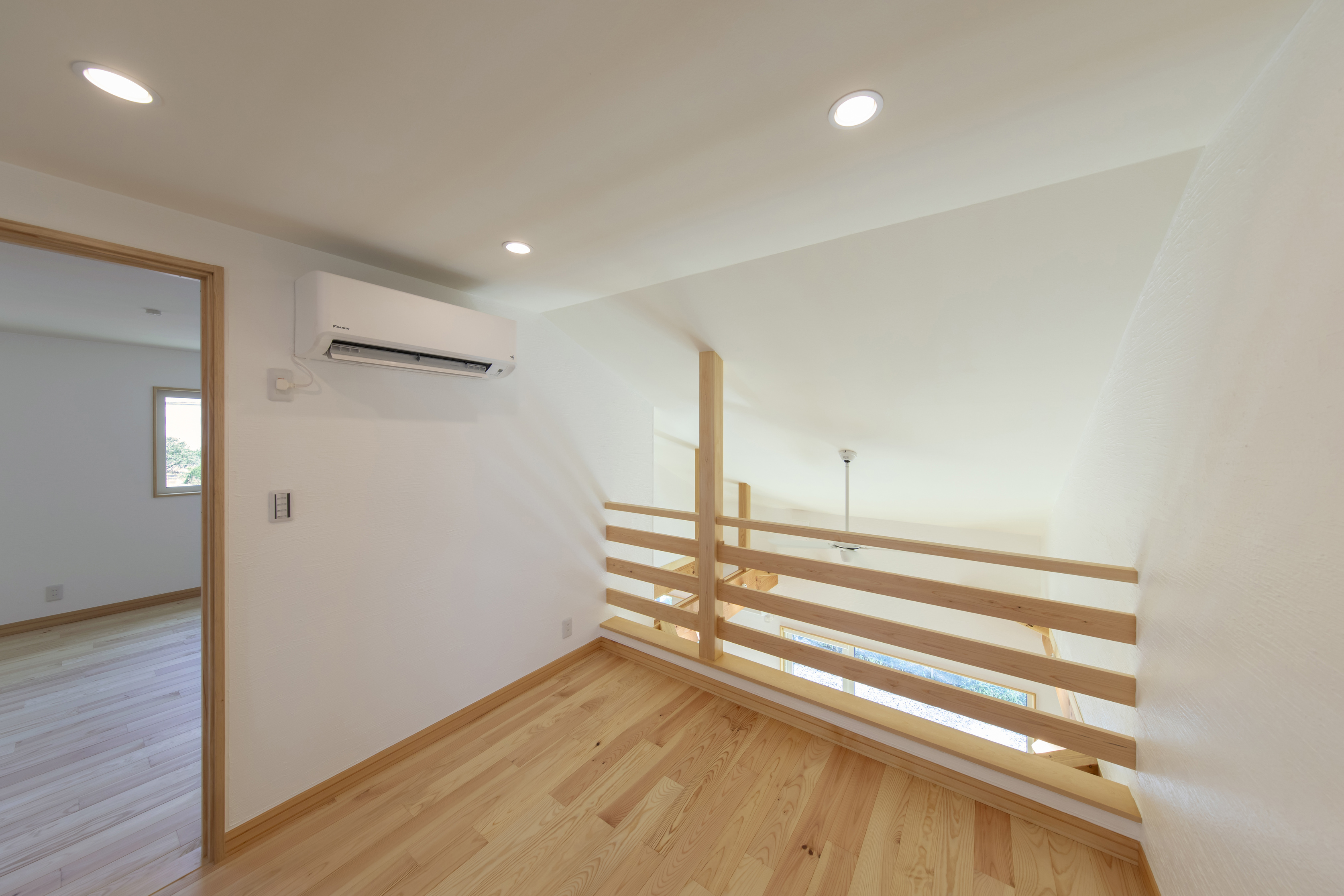 木製の腰壁とデスクが一体となった明るいワークスペースのある家 - photo 4