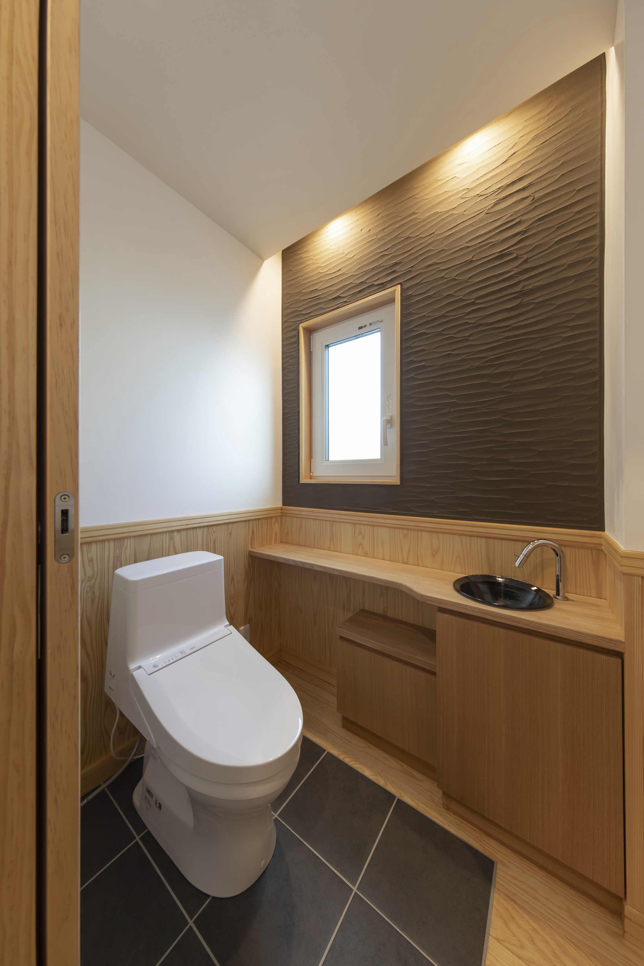 木製の腰壁とデスクが一体となった明るいワークスペースのある家 - photo 7