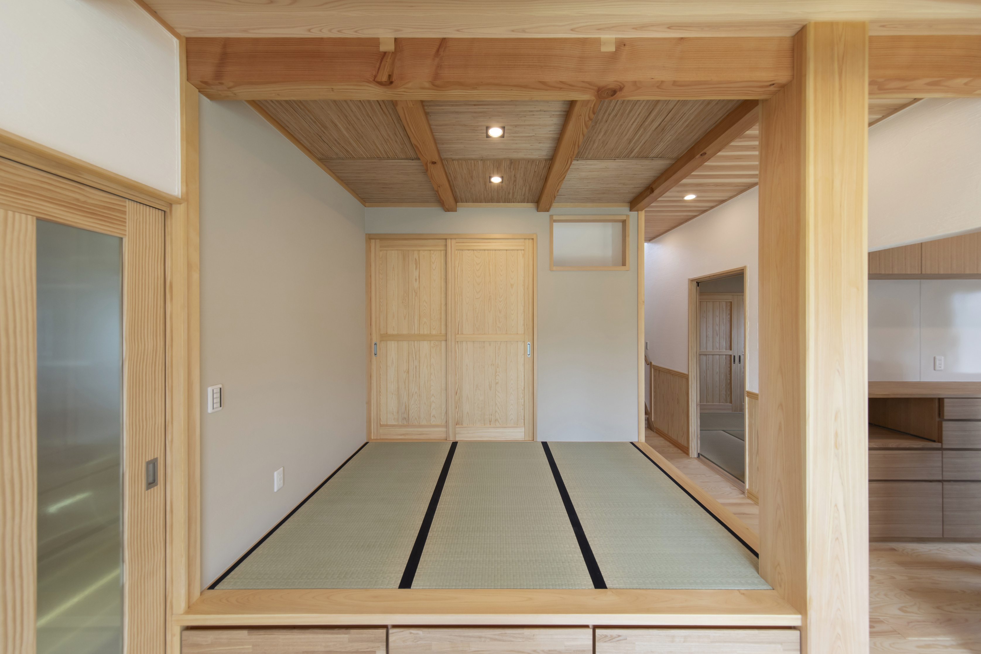 木製の腰壁とデスクが一体となった明るいワークスペースのある家 - photo 10