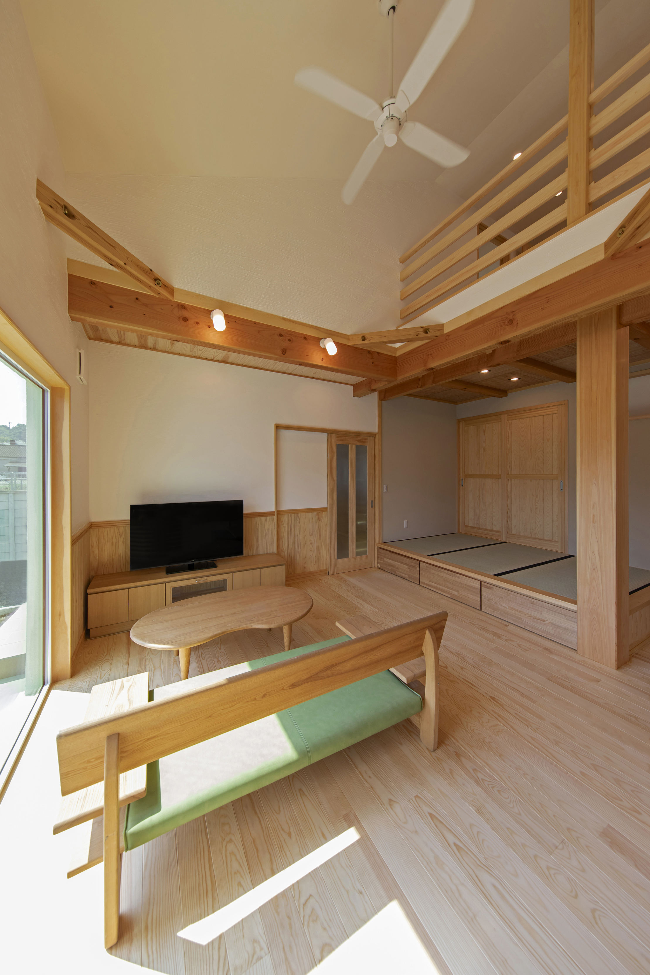 木製の腰壁とデスクが一体となった明るいワークスペースのある家 - photo 11