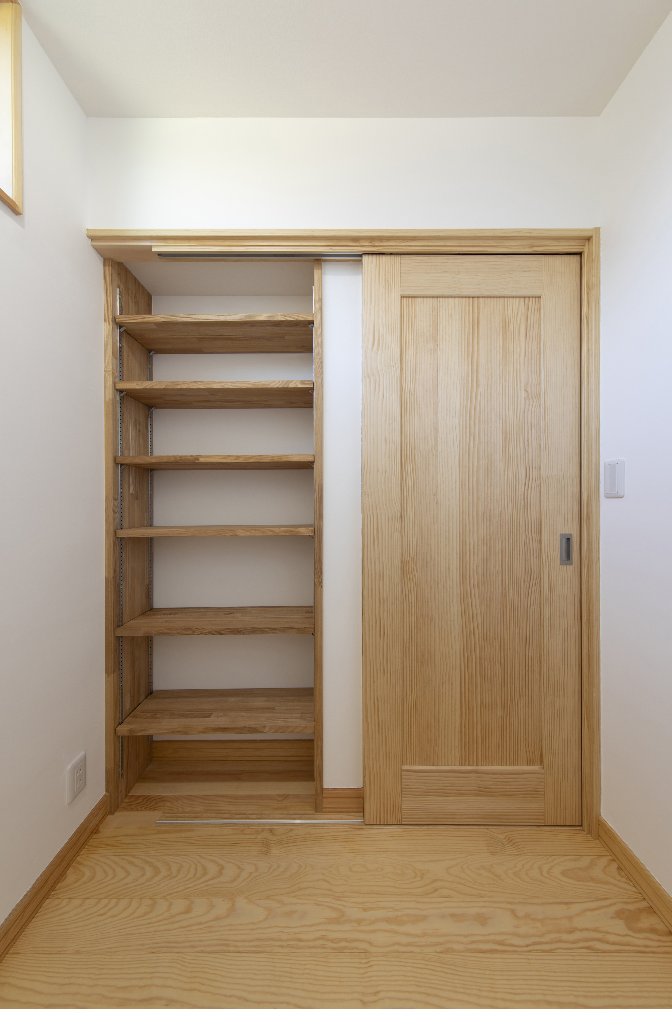 網代天井と小上がりの和室が織りなす伝統とモダンが融合する空間 - photo 5