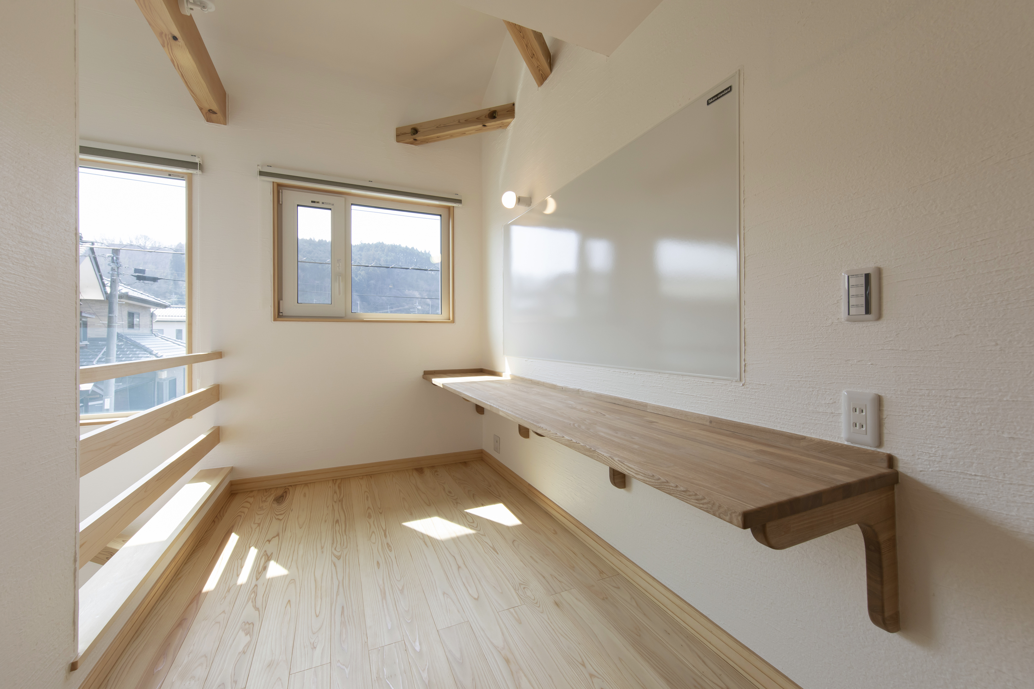 天窓から光が降り注ぐ、家族のための住まい - photo 2