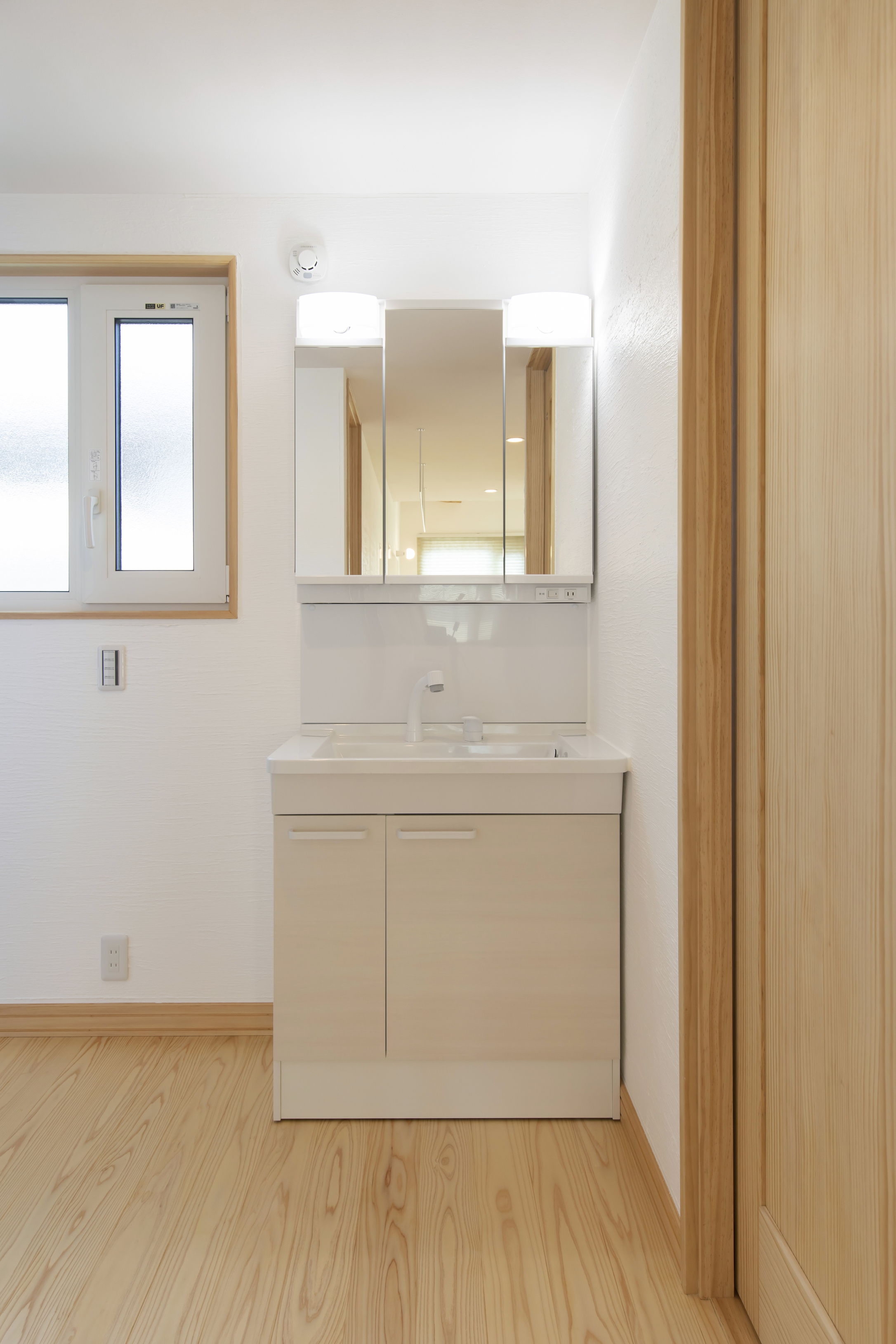 天窓から光が降り注ぐ、家族のための住まい - photo 3