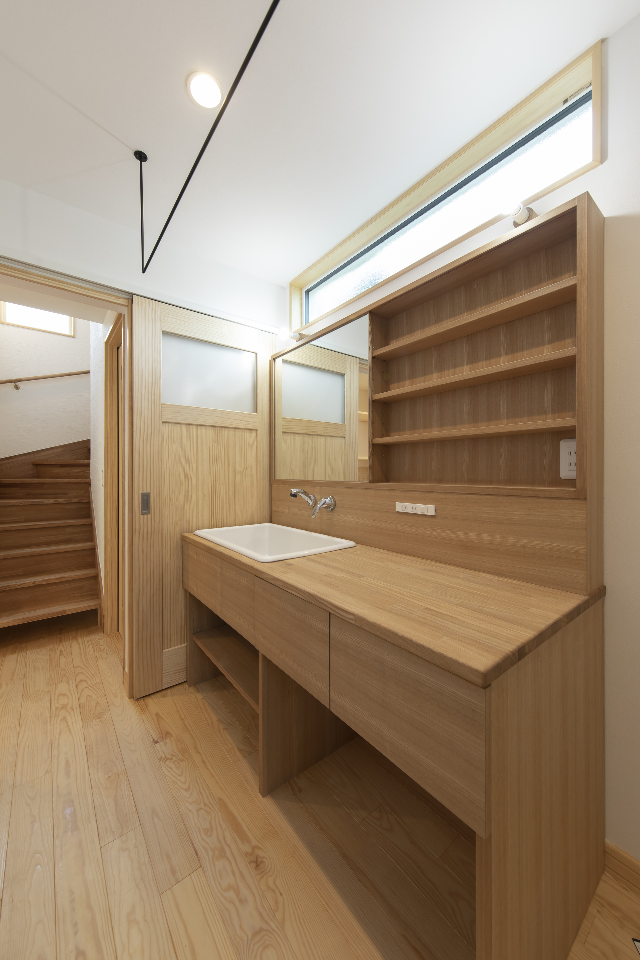 天窓から光が降り注ぐ、家族のための住まい - photo 9