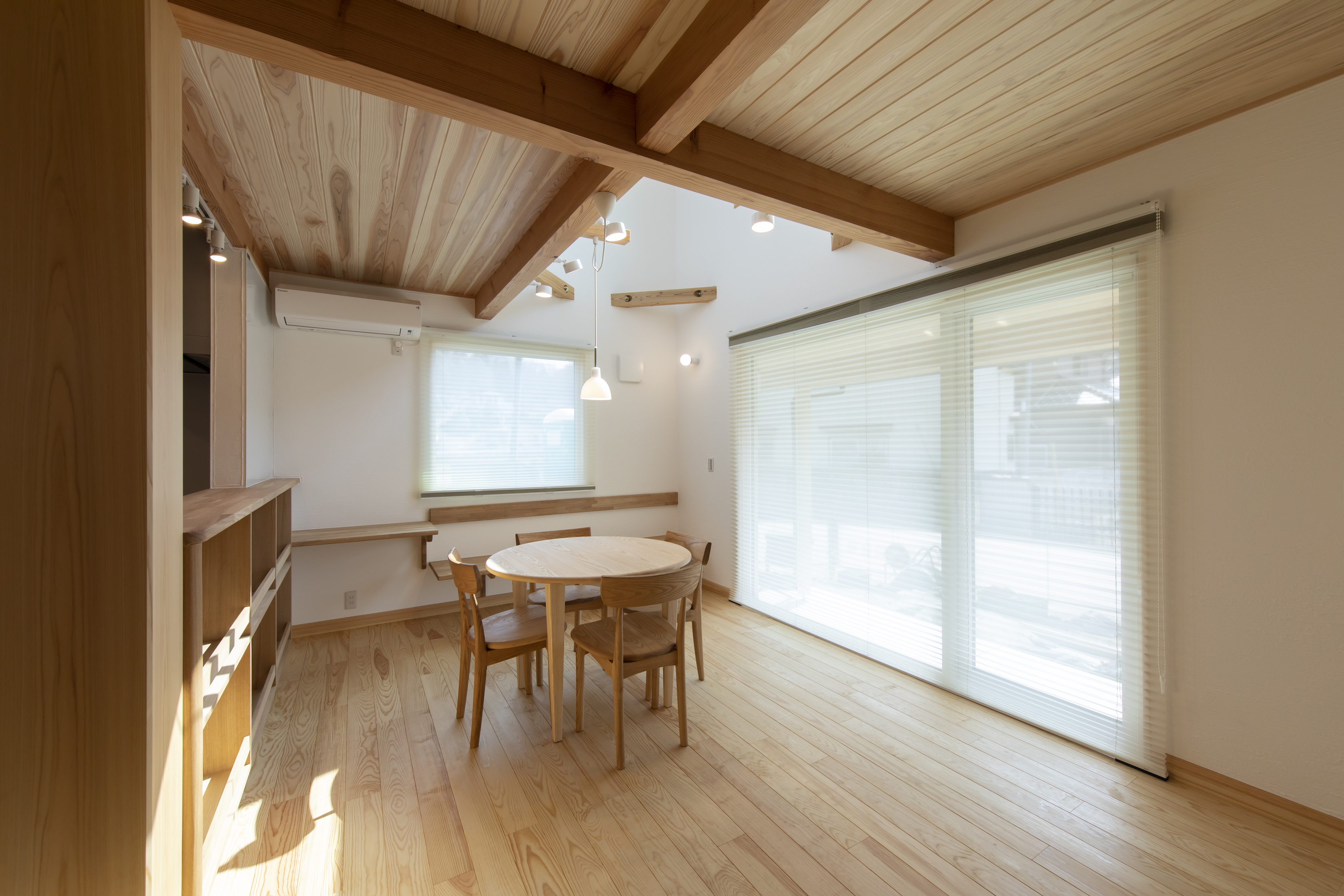 天窓から光が降り注ぐ、家族のための住まい - photo 10