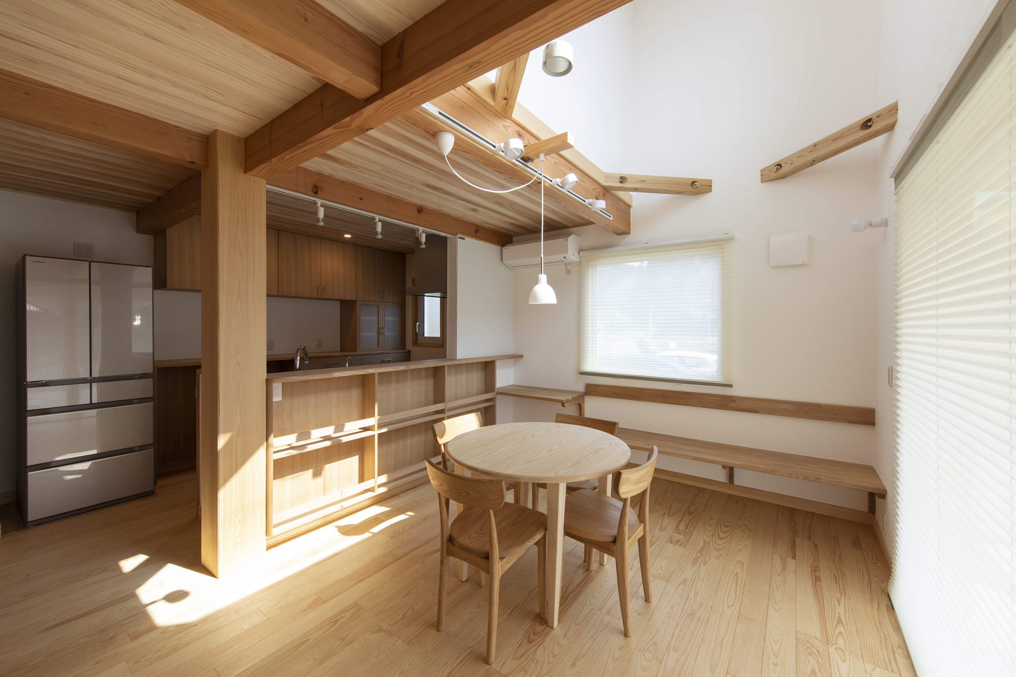 天窓から光が降り注ぐ、家族のための住まい - photo 11