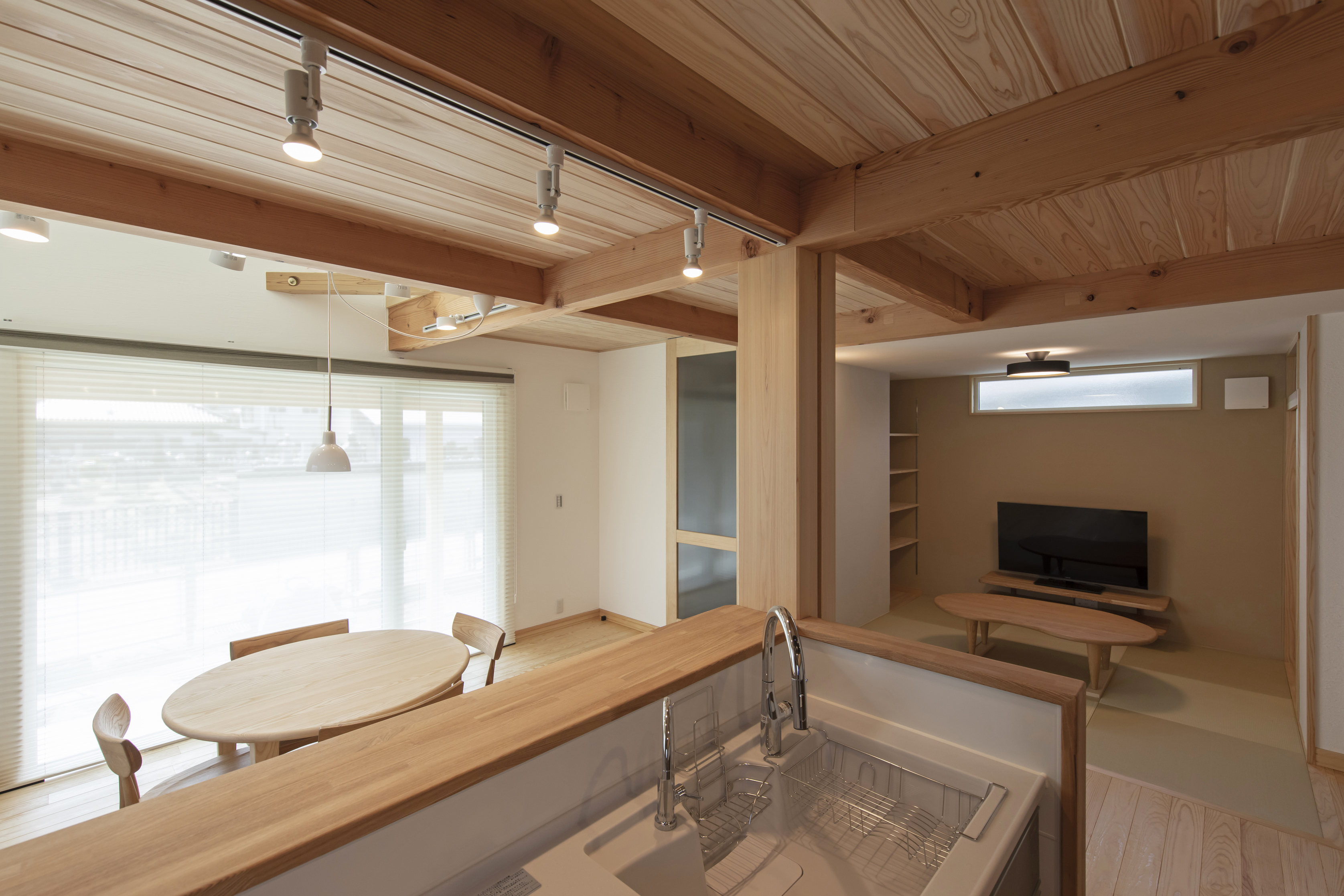 天窓から光が降り注ぐ、家族のための住まい - photo 12