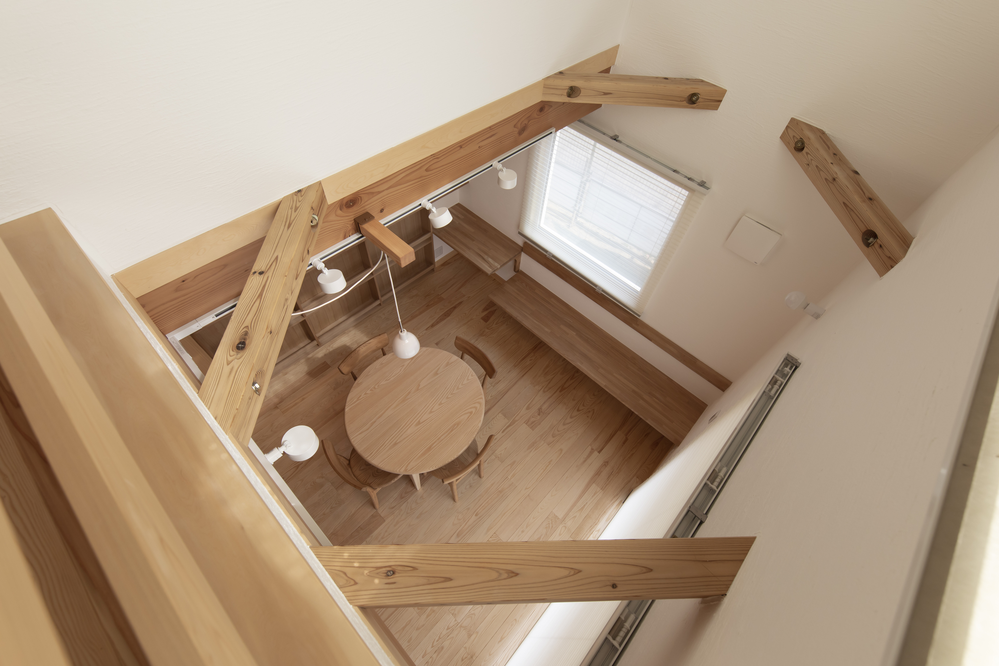 天窓から光が降り注ぐ、家族のための住まい - photo 13