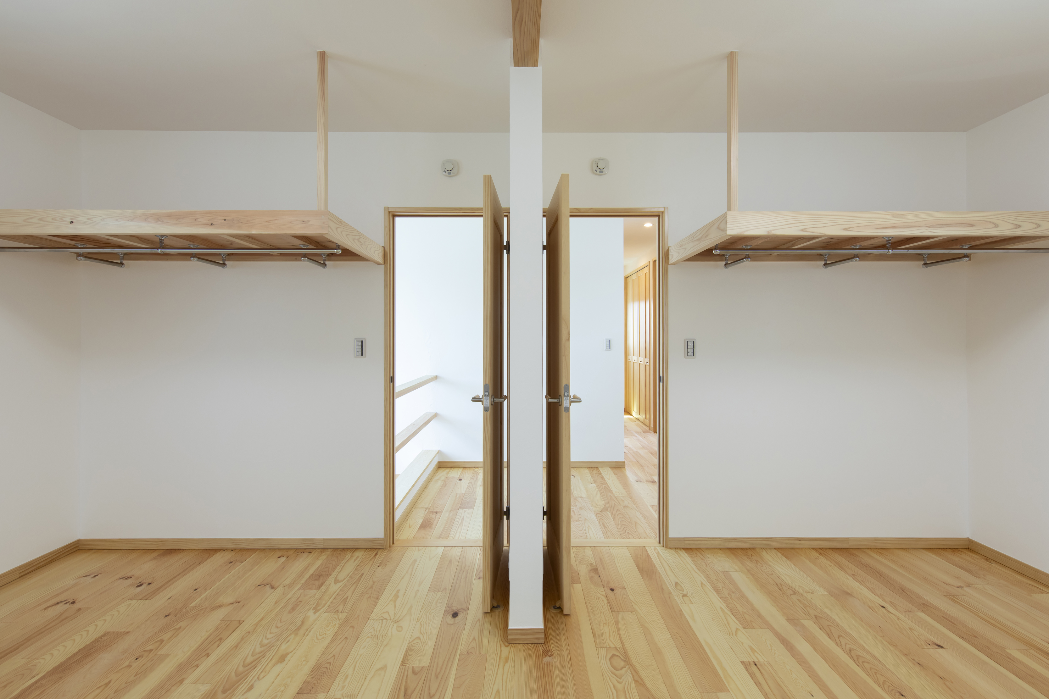 浮遊階段と天窓が生む光と影が織りなす空間の家 - photo 1