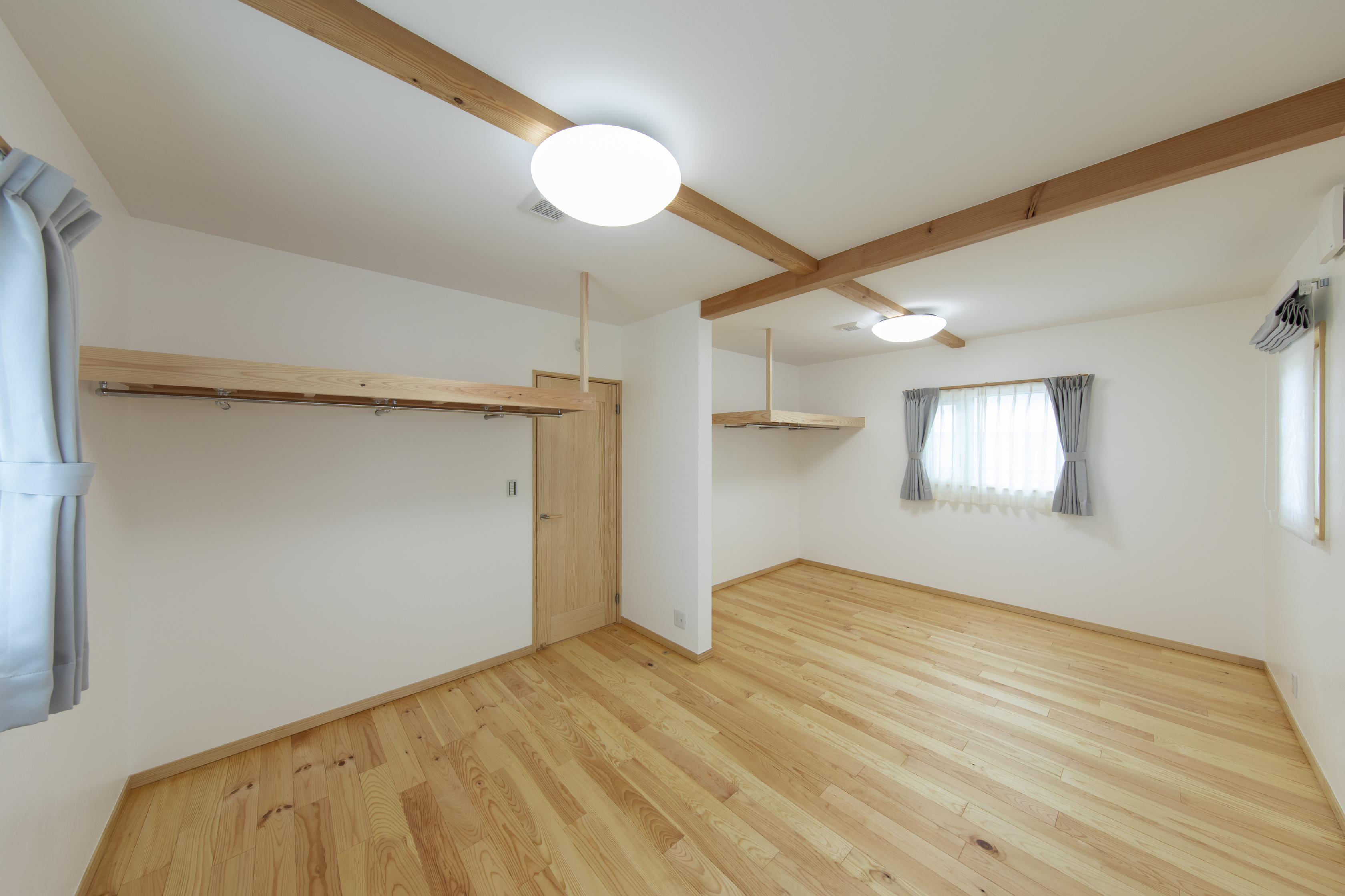 浮遊階段と天窓が生む光と影が織りなす空間の家 - photo 2