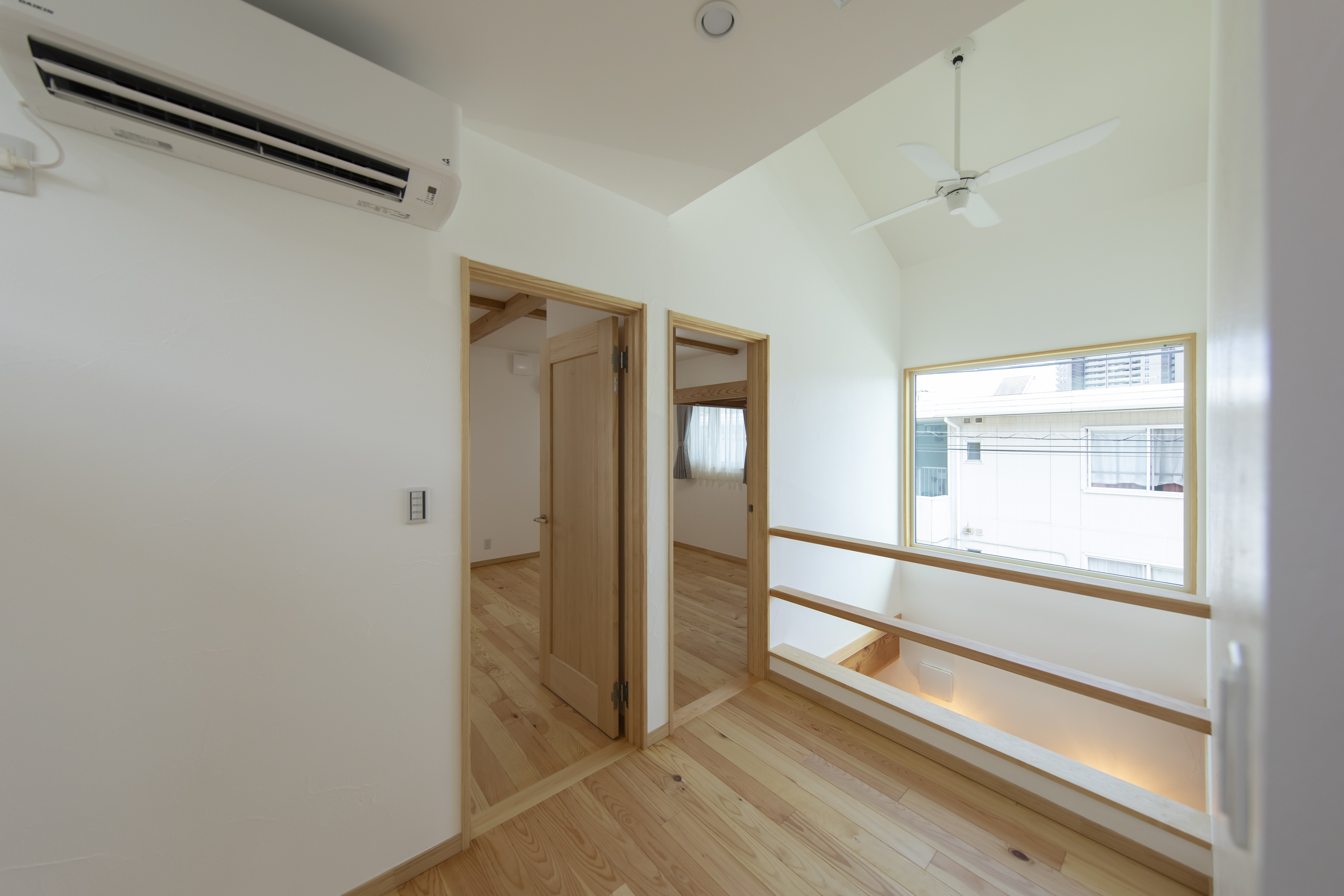 浮遊階段と天窓が生む光と影が織りなす空間の家 - photo 3