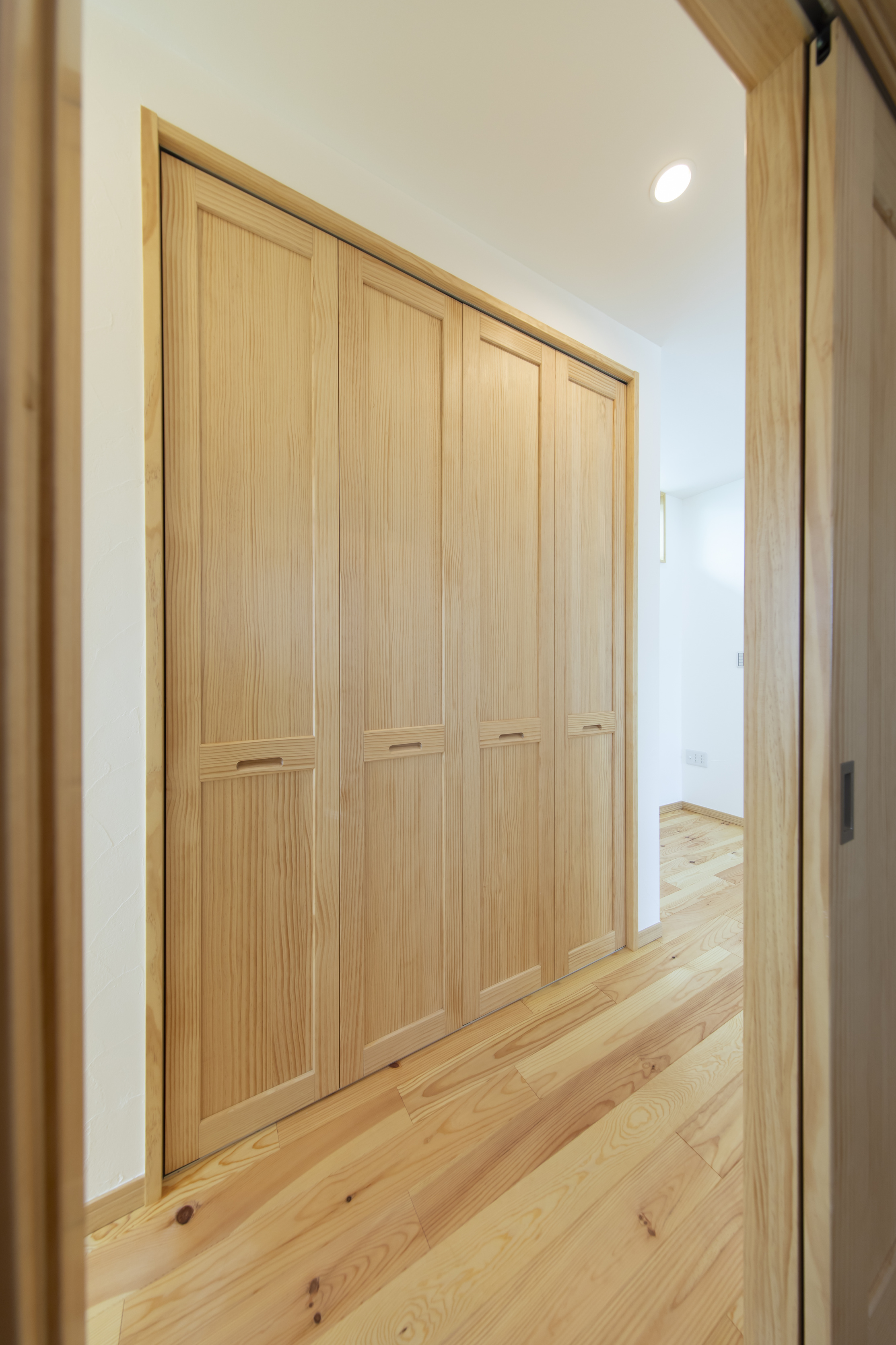 浮遊階段と天窓が生む光と影が織りなす空間の家 - photo 4