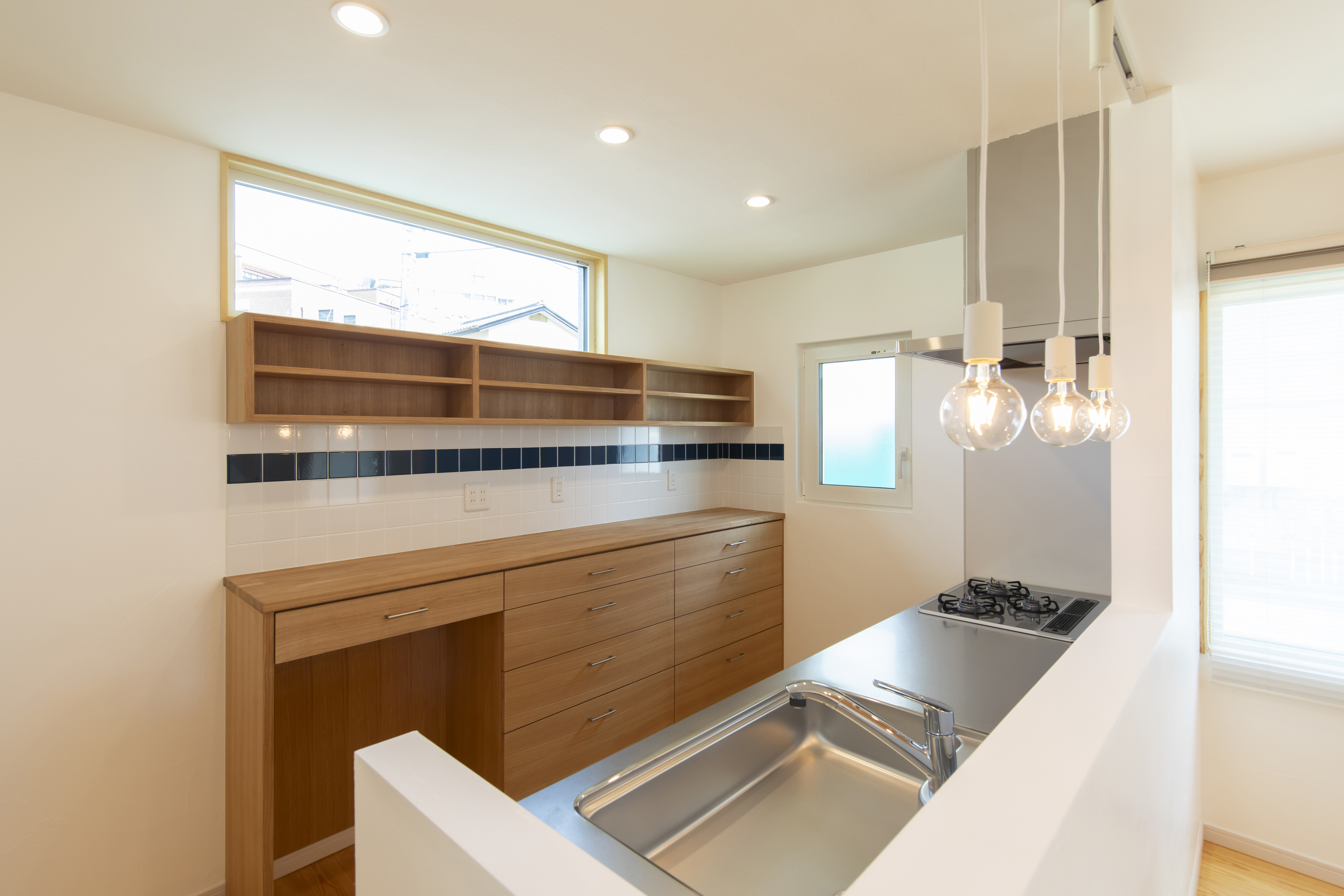 浮遊階段と天窓が生む光と影が織りなす空間の家 - photo 6