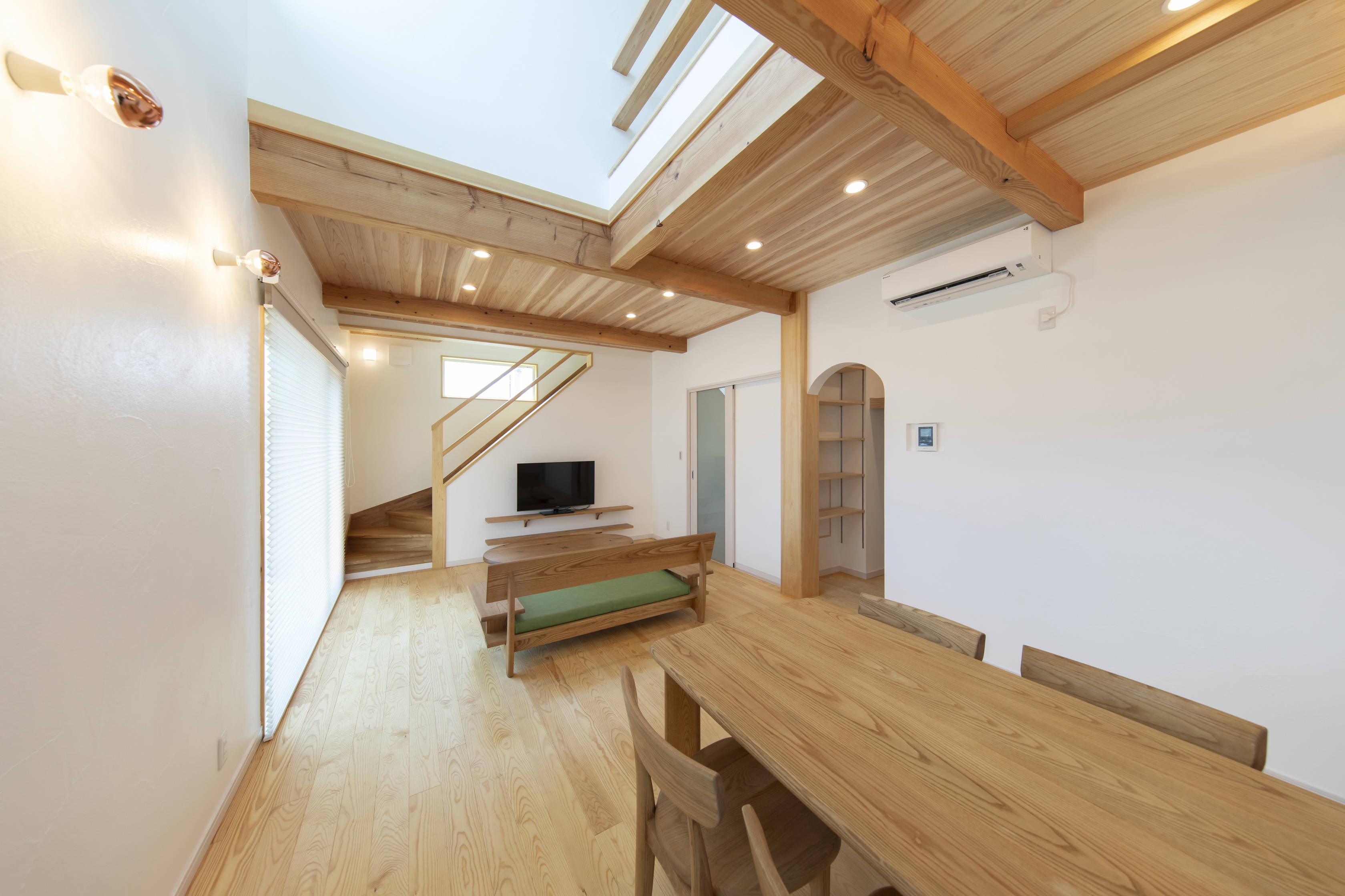 浮遊階段と天窓が生む光と影が織りなす空間の家 - photo 8