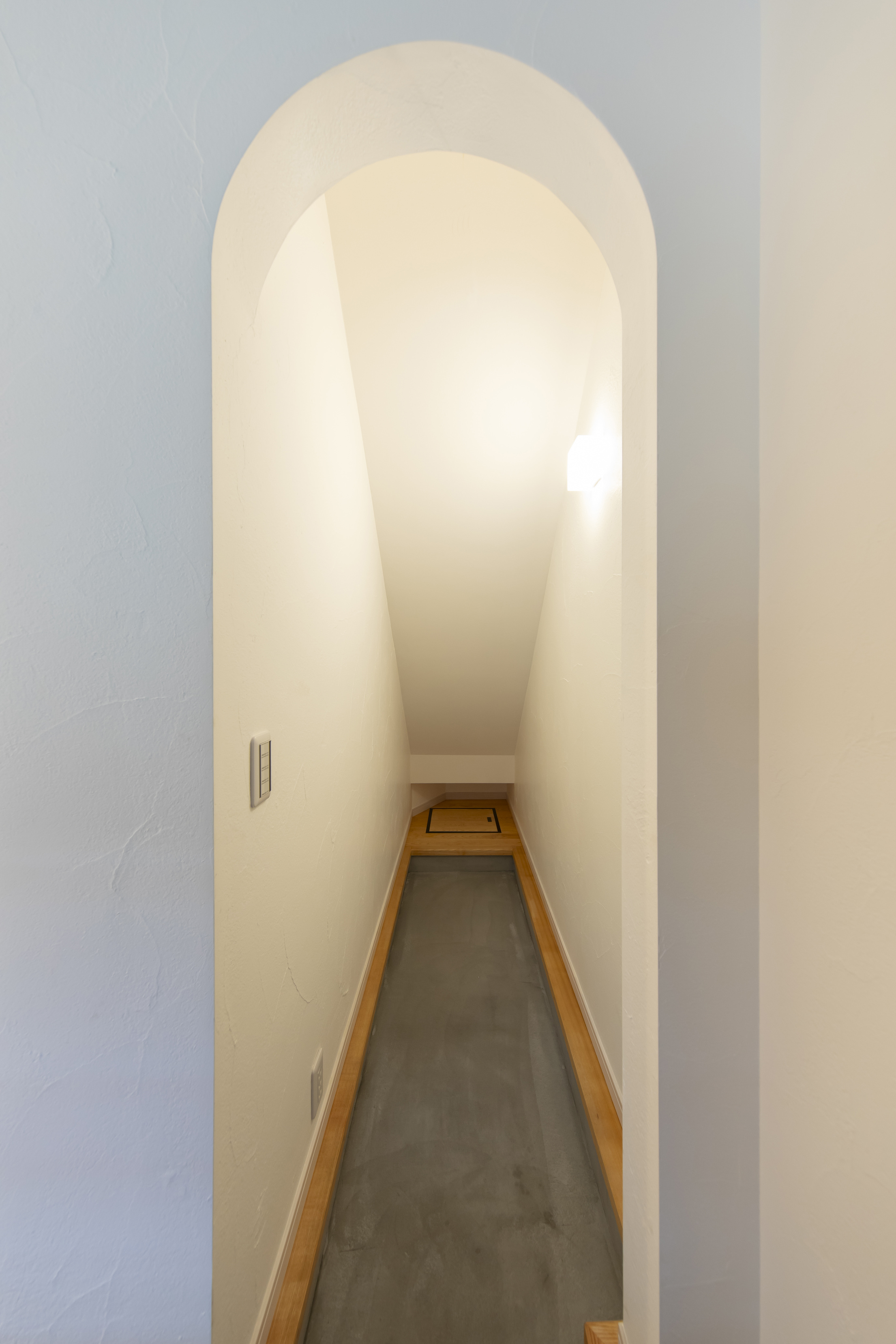 浮遊階段と天窓が生む光と影が織りなす空間の家 - photo 10