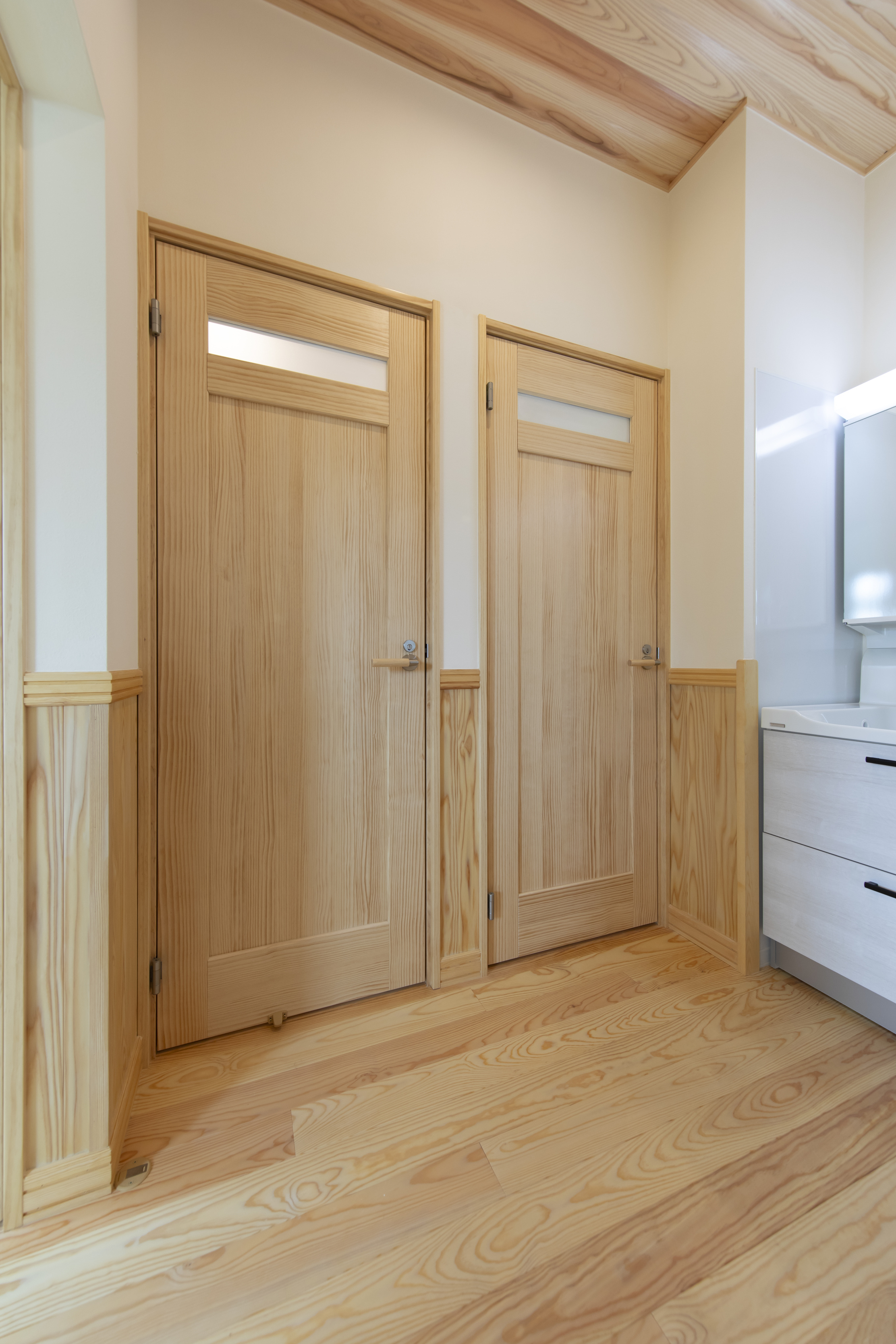 自然素材で統一された機能と美しさを両立する住まい - photo 3