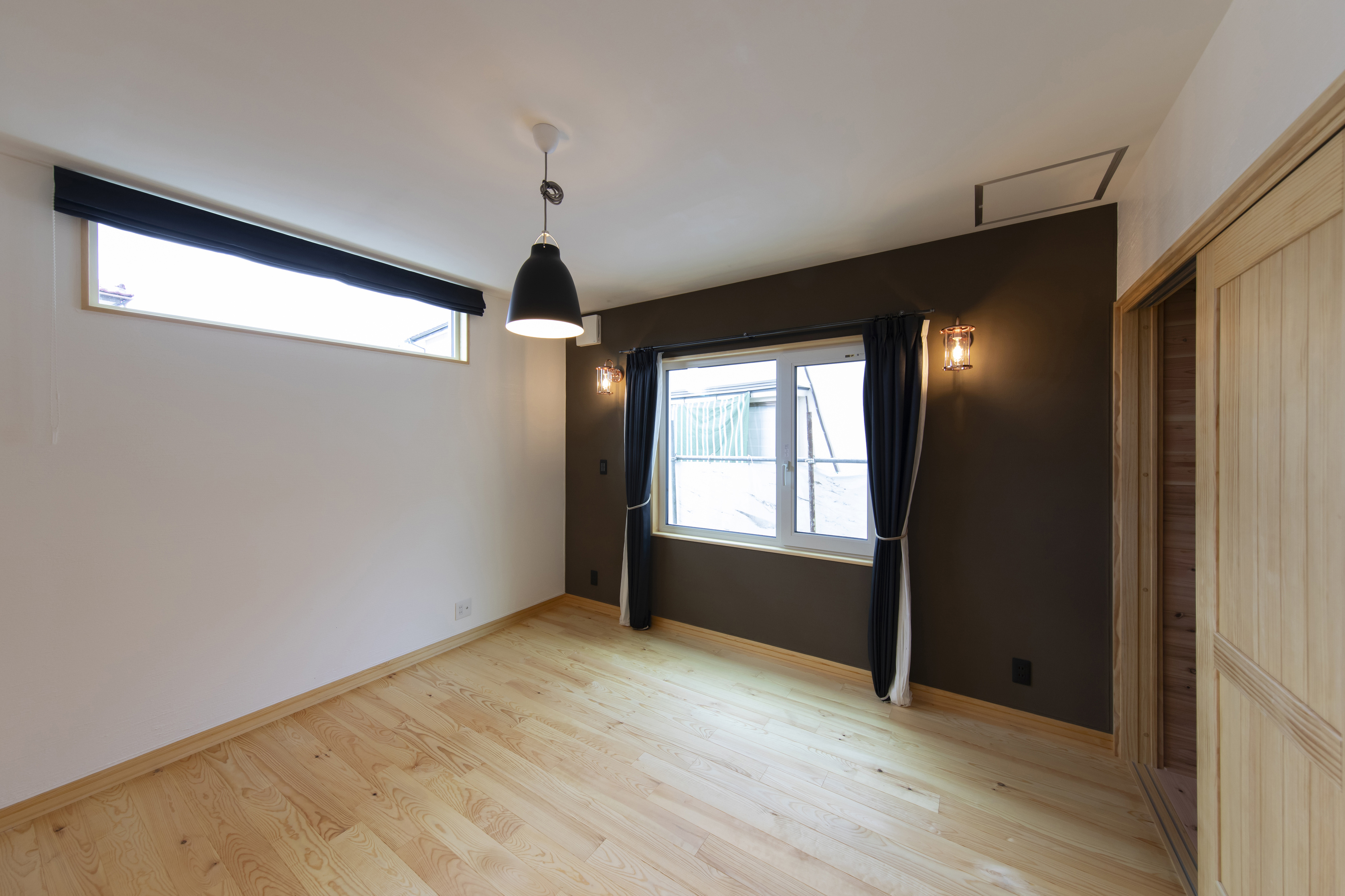 和モダンの要素と自然素材が融合する、多様な空間を備えた家 - photo 1